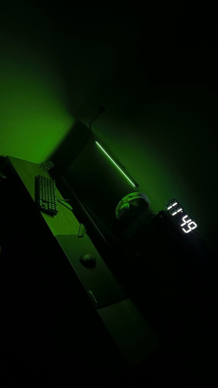 🔥 PC Gaming احترافي للبيع – أداء قوي جداً 🔥
أعاده نشر بسبب الوعود الكاذبه وتم تعديل السعر ⚠️

💻 المواصفات:

🟢 المعالج: Ryzen 7 7700
🟢 المذربورد: Gigabyte B850 GAMING WIFI 6
🟢 كرت الشاشة: PNY RTX 5070 OC 12GB (Triple Fan)
🟢 الرام: 32GB DDR5 (16×2) 6000MHz RGB
🟢 الخزن: 1TB NVMe Gen 4 (WD Blue SN5000)
🟢 الباور: Segotep 750W Gold
🟢 التبريد مائي : Thermalright Aqua Elite 360 Liquid
🟢 الكيس: Raptor JNP Gilgamesh C712 (7 Fans)

� ويندوز 11 أصلي مفعل ✔

🖥️شاشة MSI 2K 240Hz  
⌨️ كيبورد Redragon  
🖱️ ماوس ATTACK SHARK R5 Ultra Carbon Fiber Wireless 8K PAW3950MAX Gaming Mouse

🌫️ماوس باد:  ATTACK SHARK

🎧 Logitech Headset  

🔋 UPS 1500 Online  

+ RGB
🪑 كرسي كولدن ستار 

🗄️ ميز مكتبي خشب قياس 140 

💸 السعر /2.750.000 \ قفل مو شراي لا تعبني چيك السوك واتصل   

📍 الموقع: ( الفلوجة)  
📞 *********** بي واتساب 

🔥 جهاز جاهز للألعاب الثقيلة 2K +
⚡ أداء عالي + تبريد قوي + شكل احترافي
