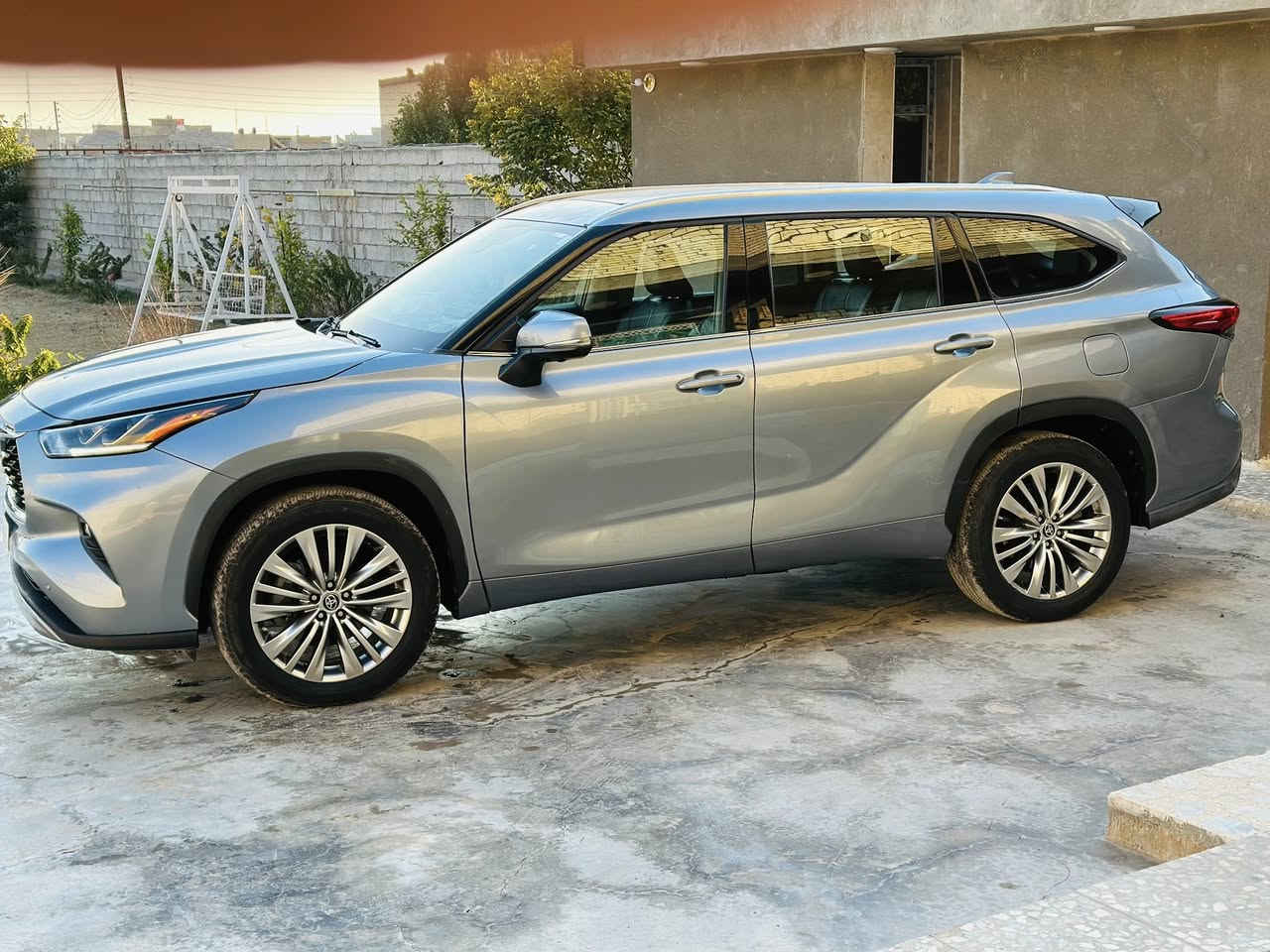 هايلندر 2023 بلاتينيوم وارد امريكي بيع او مراوس حسب القناعه
حادثه خلفي 3 قطع فقط بجم كبس رقم بغداد بسمي
مكاني بغداد حي نصر سعر 265
المواصفات‼️
رقم الهاتف ***********
*حجم المحرك 2500 تيربو 
*مرتبط بناقل حركة أوتوماتيك
*مفتاح التشغيل بصمة
*بانوراما
*اريل نفكيتر 
*حساسات أمامية 
*حساسات خلفية 
*رادار
*لايت زينون + LED 
*كشافات 
*بك لايت LED 
*حجم الاطار 235/55R20
*ويل كب 20
*4 دسك
*حساسات ضغط الاطارات 
*اشارة في المرايا الجانبية 
*المرايا قابلة للطي كهرباء
*ماسحة خلفية 
*عدد AIR BAG 9
*هاند بريك كهرباء
*ا ABS
*دشبول ديجتال 
*شاشة Apple Car play 
*5كاميرات 360 درجة
*مثبت السرعة Cruise 
*المودات والاوامر الصوتية 
*ا Bluetooth  
*مخرج منفذ الطاقة 
*تتسع المقصورة ل 7 ركاب
*المقاعد جلد+كهرباء
*ثلاث قطع تبريد  
*تحديد المسار
*أوضاع القيادة Drive Mode
*أوتو هولد 
*نظام مانع الانزلاق 
*حاملات الأكواب 
*تطعيم الدواخل ألمنيوم
*ترحيب هايلندر بل مري
