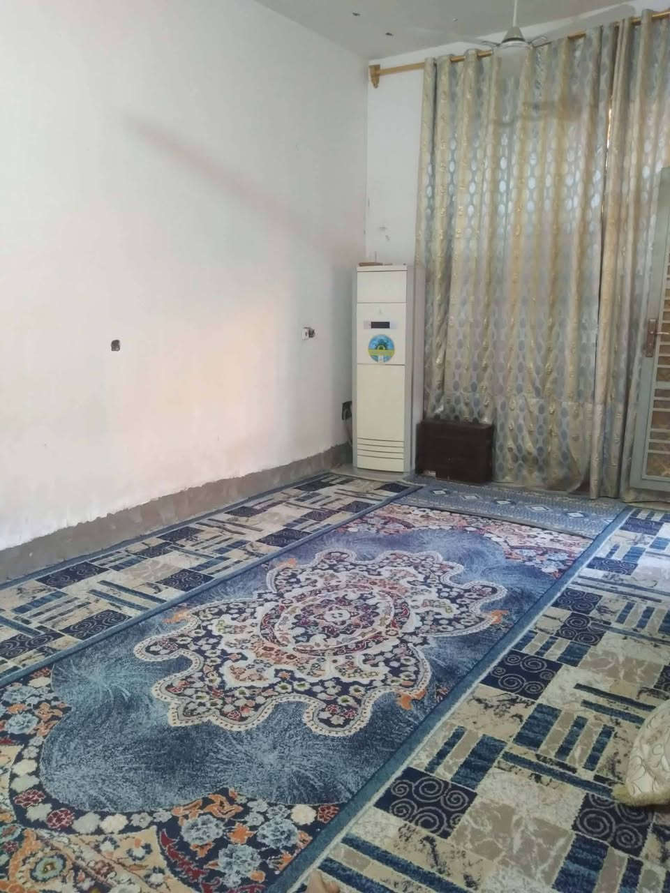 السلام عليكم بيت للبيع طابقين  ١٠٠ م  نهايه فرع صيدليه روح الشفاء قريب للشارع الأخضر الاستقبال ٦ م والصاله ٧ م وغرفه ٥ ومطبخ  وثنين حمامات بالطابق الأرضي والطابق الثاني ٣ غرف كلش كبار بالاضافه لحمام وحولي والبيتونه كبيره وبيها مخزن والسطح شتايكر منظومه غاز دفن  والأبواب والشبابيك والابواب الخشب كله تسكام وبنيان كله درجه اولى ومتعوب عليه نقصه بس كاشي الرايد يتصل  ***********
