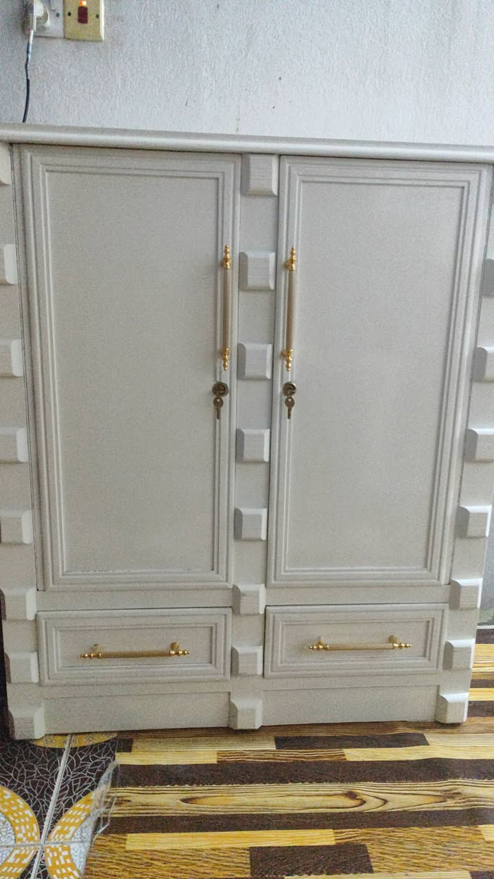 السلام عليكم غرفه تفصال لون افوايت 6بيبان مع زاويه جربايه تابوت ومرايه وميز احذيه نضيفه استعمال قليل سعرها 3500 للتواصل واتساب ***********مكاني البصره كرمة علي
