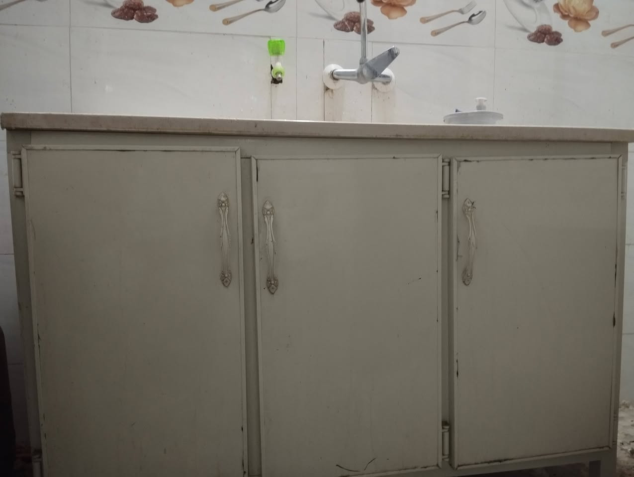 كاونتر للبيع السعر ٢٠٠الف مكاني. نجف. حي النداء رقم الهاتف ***********
