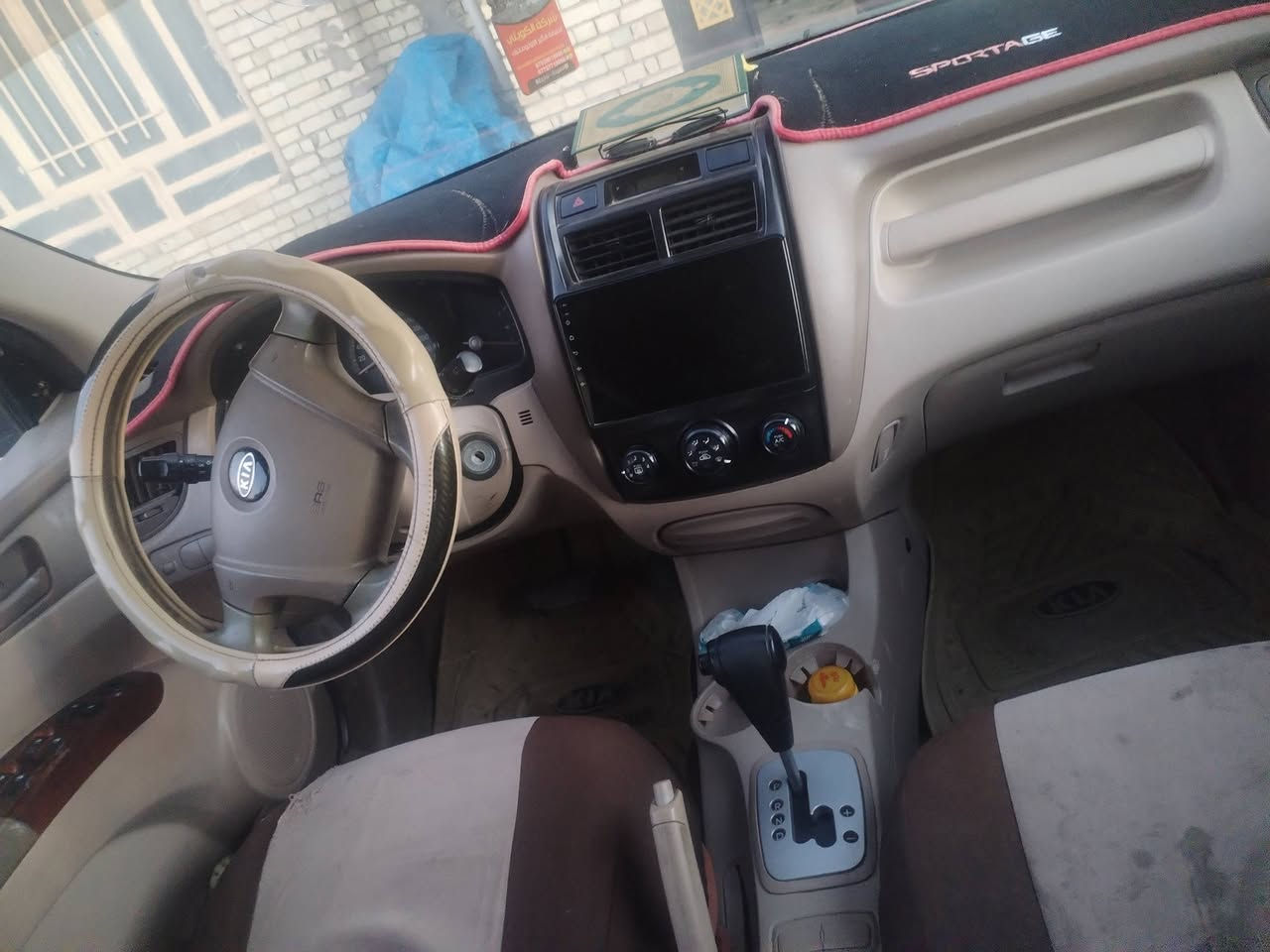 كيه سبورتج خليجي موديل ٢٠٠٩ محرك ٢٠٠٠ سياره نضيفه وكاعده مالت جناي گير كفاله ومحرك خير من الله السعر ١٢٠ وبيها مجال بسيط حك الجيه مكان السياره الفلوجه
***********
