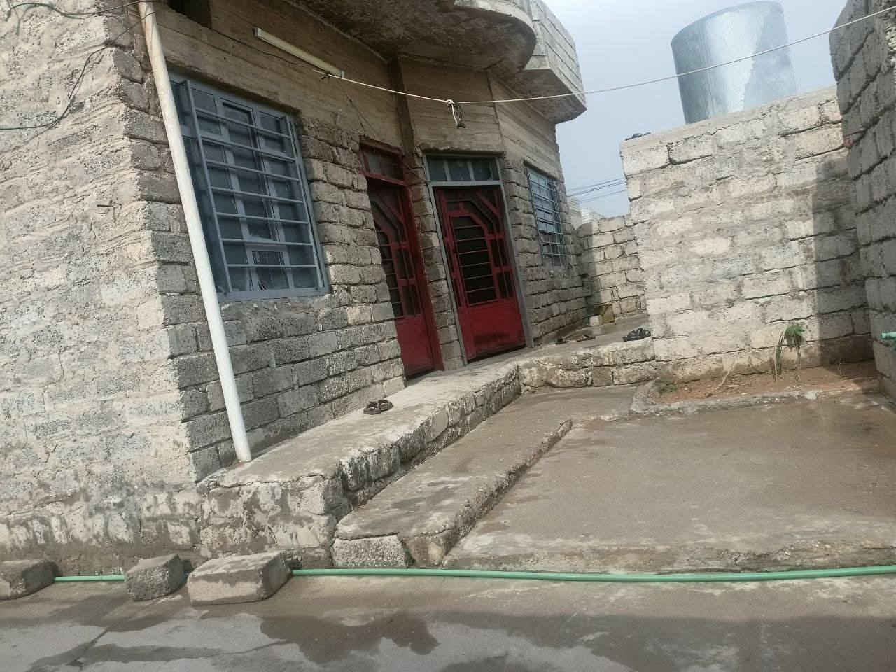 دار  للبيع #السعرمناسب
(الموصل حي العبور الأولى قرب جامع النجماوي)
المدخل اللاول
المساحة 200متر واجهة البيت 12ونص عمق 18الا ربع طابق واحد +دكان 4امتار مربع+غرفتين نوم  + استقبال وهول ومطبخ ومشتملات بيتونه كبيره اتجاه جنوب سند 25 وبيه كرت بلدية 
خدمات كاملة ماء كهرباء تبليط شارع 10 متر
للاستفسار الاتصال بالارقام التالية 
(***********)
(***********)
