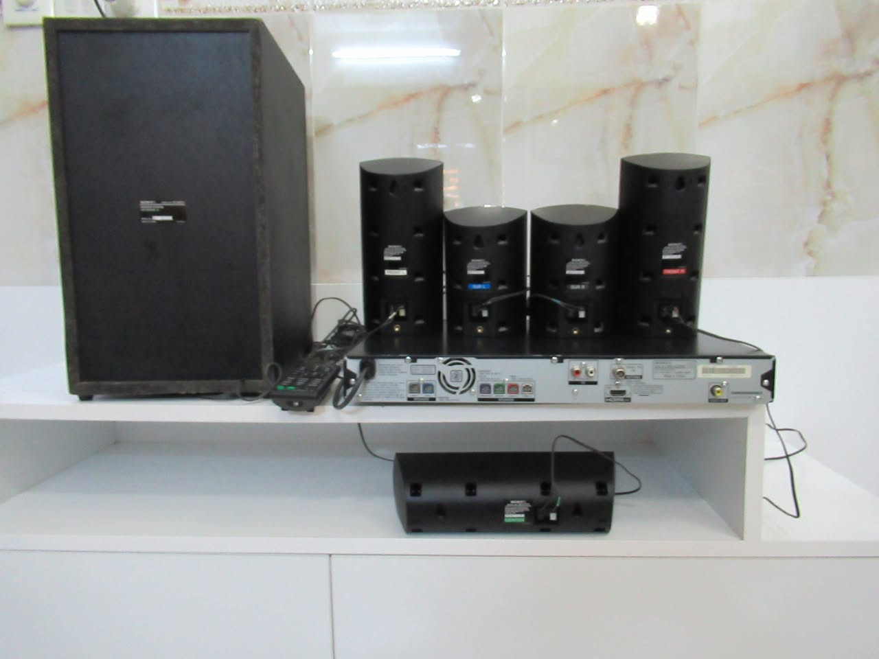 مسرح منزلي سوني Sony HBD-DZ340K

 النوع: DVD Receiver / نظام مسرح منزلي متكامل
 الحالة: مستعمل بحالة جيدة

 الطاقة الكهربائية: 220-240 فولت، 50/60 هرتز
 استهلاك الطاقة: 160 واط

• إجمالي القدرة الصوتية: 1000W

توزيع القدرة الصوتية:
• السماعات الأمامية: 167W × 2
• السماعة الوسطية: 167W
• السماعات الخلفية (Surround): 167W × 2
• مضخم الصوت (Subwoofer): 165W

المميزات الرئيسية

 صوت محيطي قوي مناسب للأفلام والموسيقى
 مشغل DVD مدمج
 منفذ HDMI لعرض الصورة بجودة عالية على التلفزيون
 راديو FM مدمج
 مخرج فيديو (Video Out)
 تصميم أنيق من سوني وجودة تصنيع ممتازة
 مناسب لغرفة المعيشة أو غرفة الألعاب

المواصفات
نظام صوت منزلي متعدد القنوات (5.1 Channel Home Theater)
دعم تشغيل أقراص DVD وCD
دعم ملفات الصوت الشائعة (حسب نوع الملف)
منفذ HDMI
هوائي FM مدمج للاستماع إلى المحطات الإذاعية
خرج فيديو مركب (Composite Video Out)
تشغيل الأفلام والموسيقى بجودة صوت واضحة وقوية

السعر 120 الف

يوجد توصيل


**إذا كنت صاحب هذا الإعلان وتريد حذفه لأي سبب، رجاءا أرسل رسالة إلى الدعم الفني**