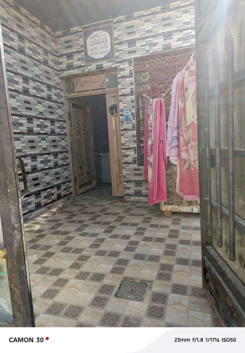 بيت المساحة 120 يتكون من غرفه وصالة وبراني ومطبخ وطارم مثل ما موضح بلصوره المكان الديوانية حي لامين بنزلت سيد حسين يبعد ع الشارع 200 متر سند 25 بيع مستعجل وهاذه رقمي ***********
