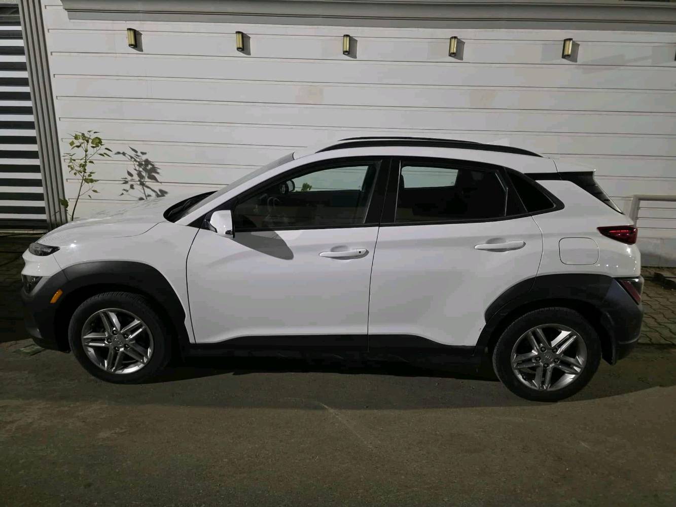 هونداي كونا موديل ٢٠٢٣
مكينة 2000 دوش
ماشية 50 الف كيلو قابل للزيادة
رقم نجف الانكليزي الجديد
سنوية ما ساقطة للـ 2030 
 السيارة بأسمي والتحويل ثاني يوم 
ثلاث انظمة قيادة ECO و sport و normal 
حساس مانع اصطدم
مثبت سرعة
نظام تحديد مسار
نظام تنبيه الاصطدام الخلفي
تدفئة كشنات 
نظام التوقف والتشغيل التلقائي

● حادثها بامريكا جنطة ومبدلة + هنا بالعراق
ضربة خفيفة بالباب الي بظهر السايق .

مكان السيارة نجف