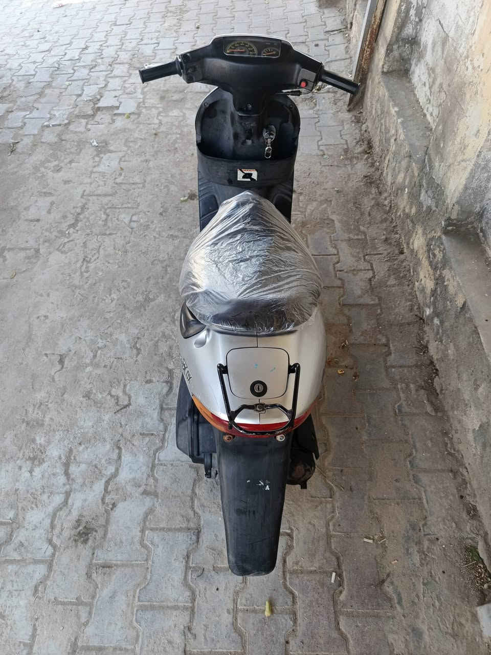 سلام عليكم دراجه مصطره للبيع دراجه بلاديه مامفتوحه كهربايات شغالة شلعه مشي  سعره 350وبيه مجال رقمي *********** واتساب
