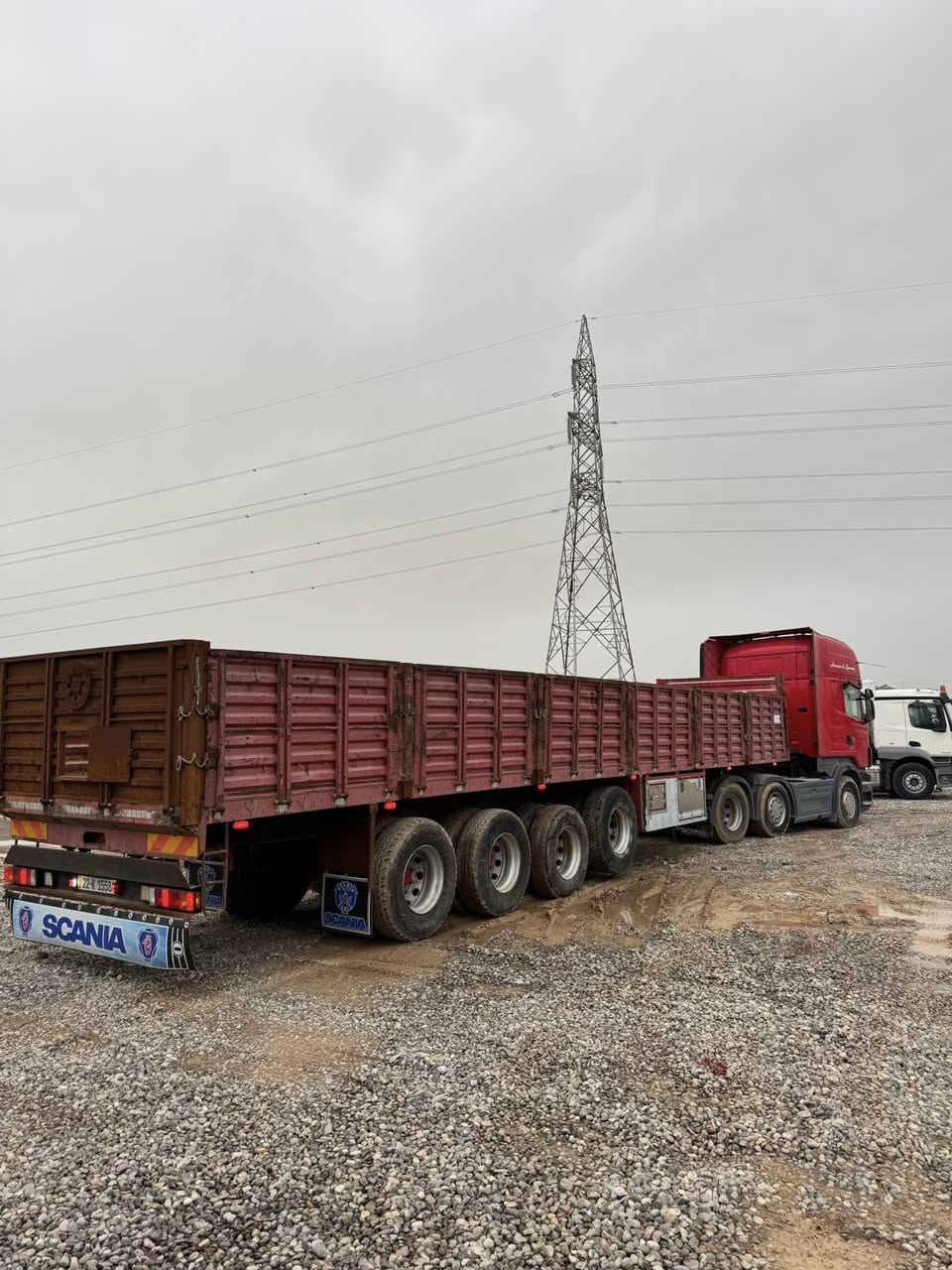 سلام عليكم 
للبيع سكانيا 2009 (حمراء) سنكل امامي قمارة دغداغ عربانة عبدالله جوهر اربع دناكير دبل تاير جناب متر و عشرين ( 1.20متر )
حجم : R560 محرك ثمانية سلندر V8 فول مواصفات ، السيارة جاهزة للشغل بشرط التحويل  
للاستفسار: ***********
