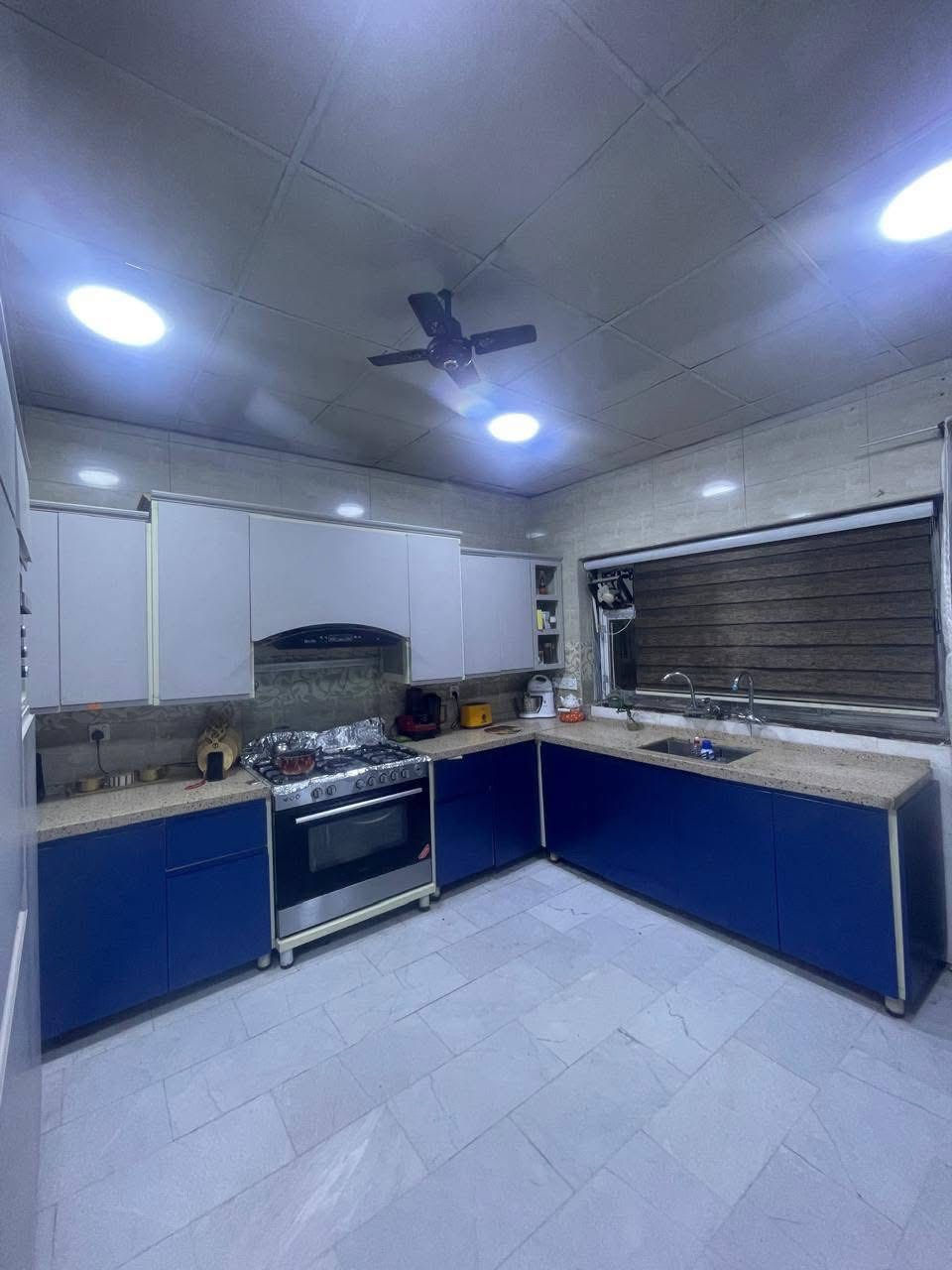 سلام عليكم بيت للبيع 200 متر منطقة الشرطة الرابعة قرب مجمع رزان طابو صرف
كراج مساحه كبيره

طابق الارضي مطبخ وصالة وحولي وغرفتين نوم

الطابق الاول غرفتين وحولي وصحيات

سطح اول وسطح ثاني مخزن كبير للاستفسار

الاتصال او واتساب ***********
