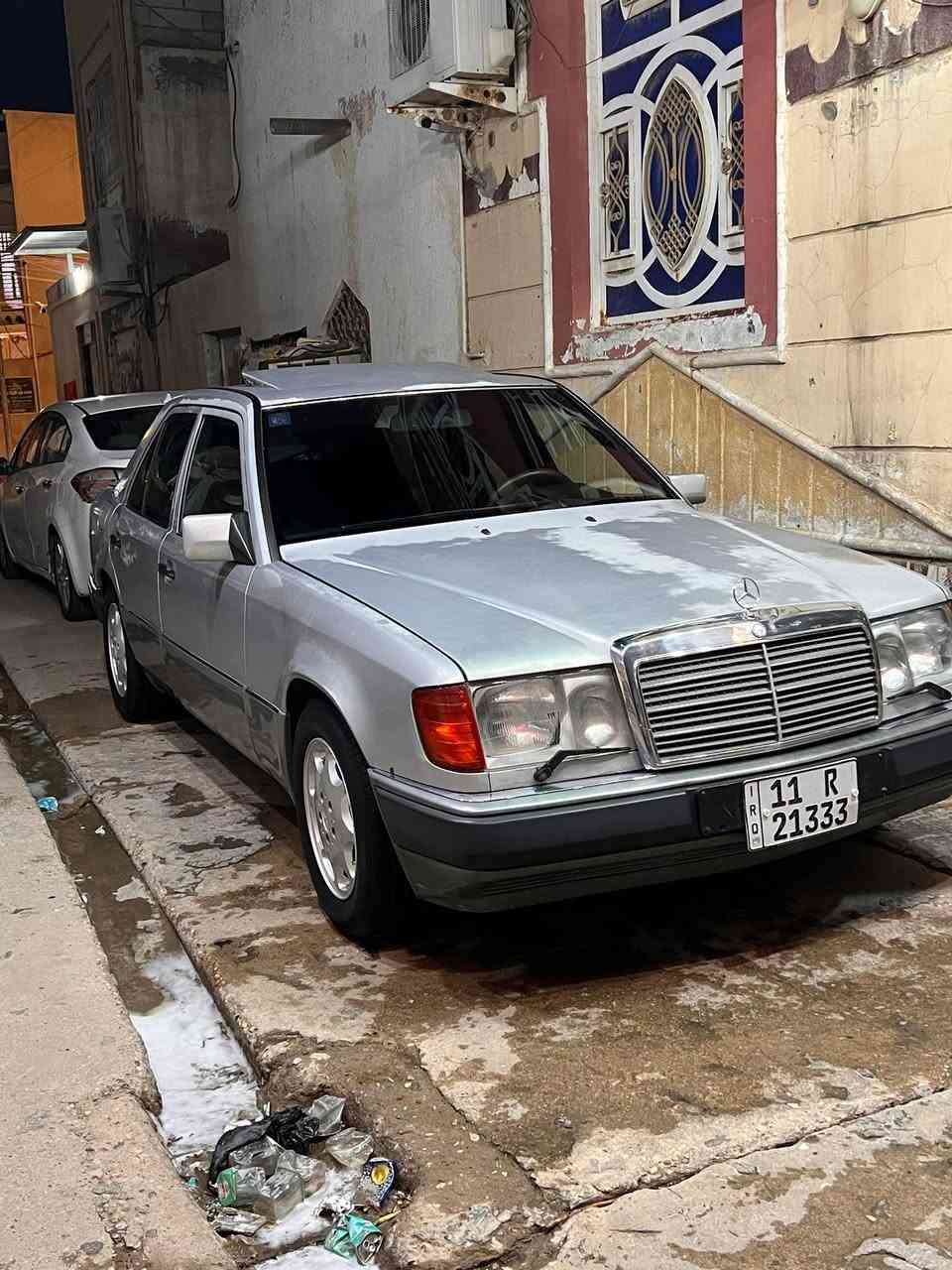 السلام عليكم
مارسدس دب 1992 اصل قواعد دبل شرط ماملعوب بيها
فول بلاد مواصفات 92 معروفه 
فتحه ودبل هورن تكيات قلاب 
كشن مخمل مساج شغال 
تبريد وي السويج امس مكمله شرط ثلج 
تخم تاير جواها صارله شهر وباتري جديد 
حداديه كلها من الامام للخلف كله جديد 
كزوز كامله وهو والبطيخات الكدام والخلفيه جديد 
كل  نقص مابيها مكينه وكيل ع الفحص 
شرط لاتبخير ولاتنقيص ولا عته بالكير انطيك ع الفحص 
سياره رقم بغداد هزه وسنويه جديده 
نقصها تدخل فرن فقط والسياره عظمتها تسوه التعمير 
وبأسمي شوكت ماتريد اتحول 
مكاني الناصريه المركز 
***********
