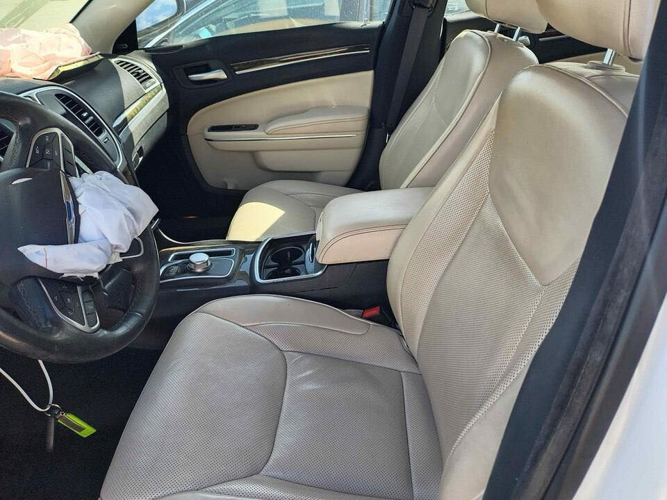 اوباما كلايسلر للبيعC300
رقم بغداد دخول جديد
فول مواصفات بونراما برده خلفيه 
داخل عسلي 
حادث بونيد فقط بدون دواخل 
ابيعه بدون تصليح
السعر 232ورقه 
مكاني بغداد زيونه
***********
***********
