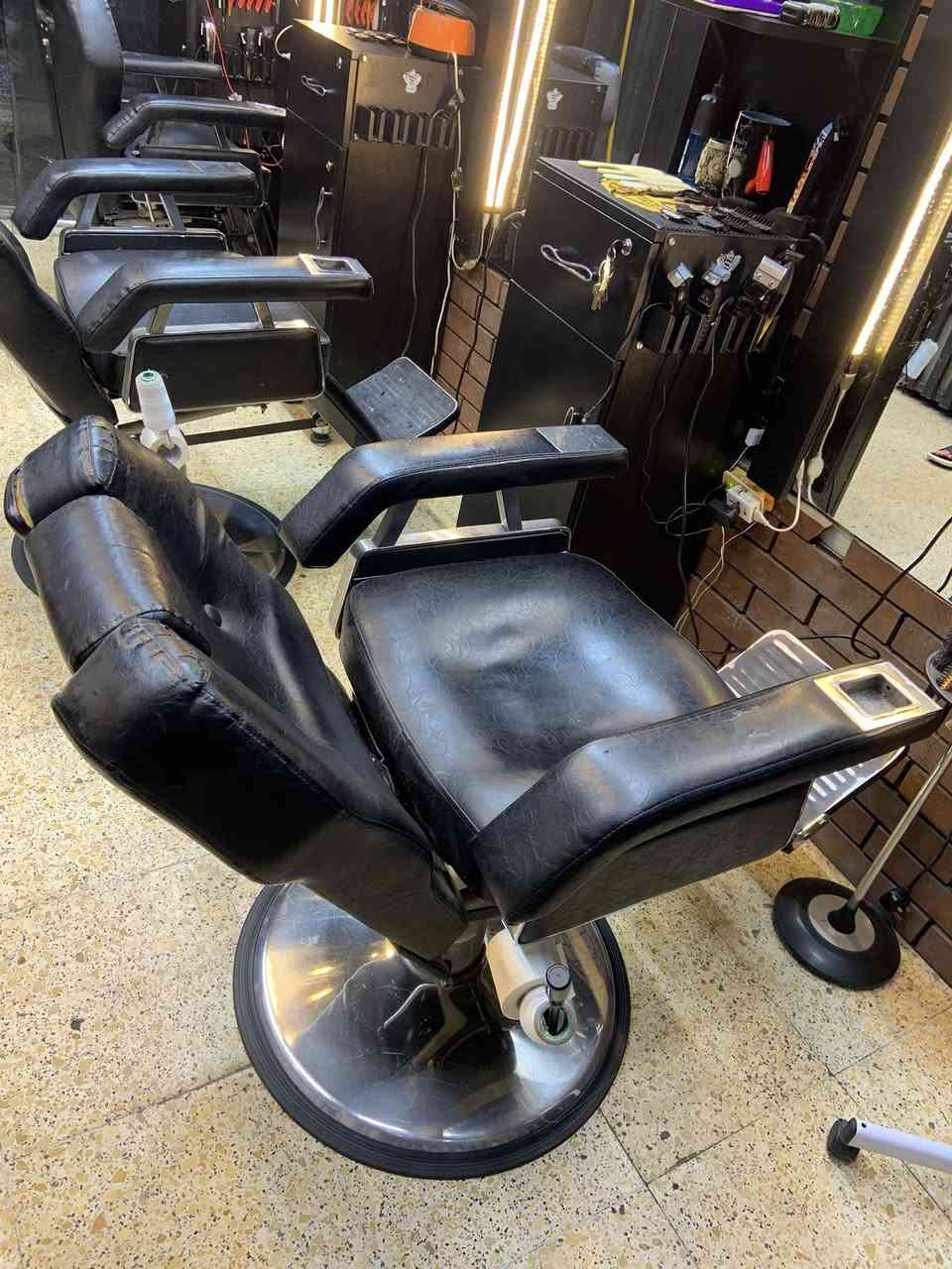 3 كراسي للبيع نضيفات و الجكات نضيفات مابيهن اي نقوصات فقط في كرسين اثر بسيط في الجلد مالته 
سعر الواحد 200 وبيهن مجال 
للأتصال على الرقم ***********
