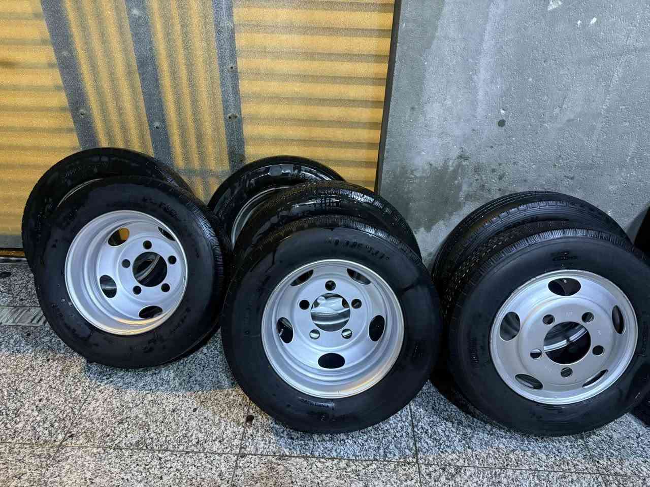 سلام عليكم ويلات جوبلس 7 كلهن اصليات هنه وتيرات 4 مصبوغات وجاهزات سعرهن مليون و600 مكاني بصره ودعاميه مديل 7 وجوا بلاديه بدون صبغ سعرها 150 رقمي ***********
