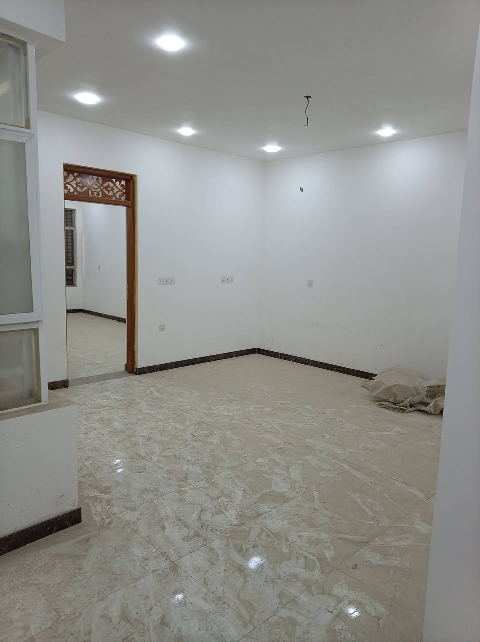 السلام عليكم ورحمة الله وبركاته
يتوفر مشتمل للأجار طابق ثاني مساحة ١٥٠م بناء حديث اول ما طالعين منه العمالة بعده ما مسكون مطلوب عائلة صغيرة قرب سوق الأمين بدون دلالية صاحب البيت للتواصل على هذا الرقم ***********

