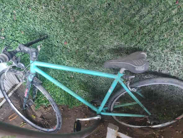 بايسكل S700 نظيف ومتروك فترة، يحتاج بس شوية صيانة بسيطة.
أتوقع التواير إمّا فاشه أو مبنجر ويحتاج نفخ أو تبديل حسب فحص الشاري.
الهيكل سليم وما بيه طعجات، القييرات شغّالة، والدنكلات وضعها جيد.

🔧 حالة البايسكل:

احتمال التواير فاشه أو مبنجر

يحتاج تنظيف وتزييت

الهيكل نظيف

القييرات تعمل بشكل جيد

الدنكلات سليمة

📍 الموقع: بغداد – حي العامل
💰 سعر قيم وخد
📞 للاستفسار: ***********
