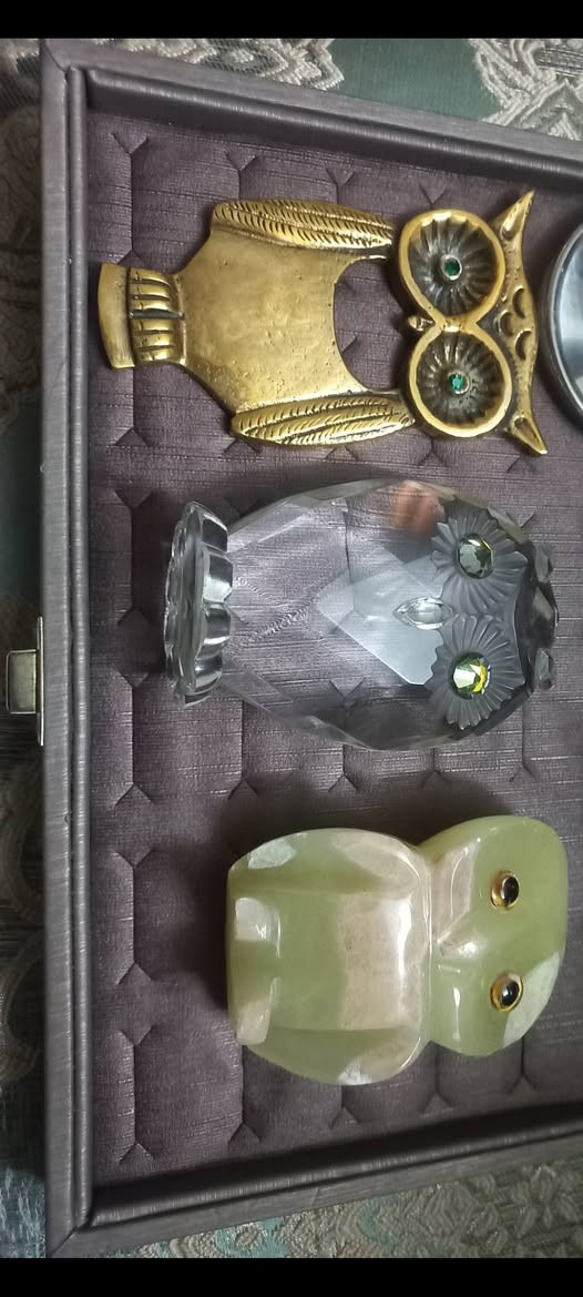 السلام عليكم ورحمة الله وبركاته  انتيكات قديمه بومه كرستال انكليزي قديم للبيع الاتصال ***********
