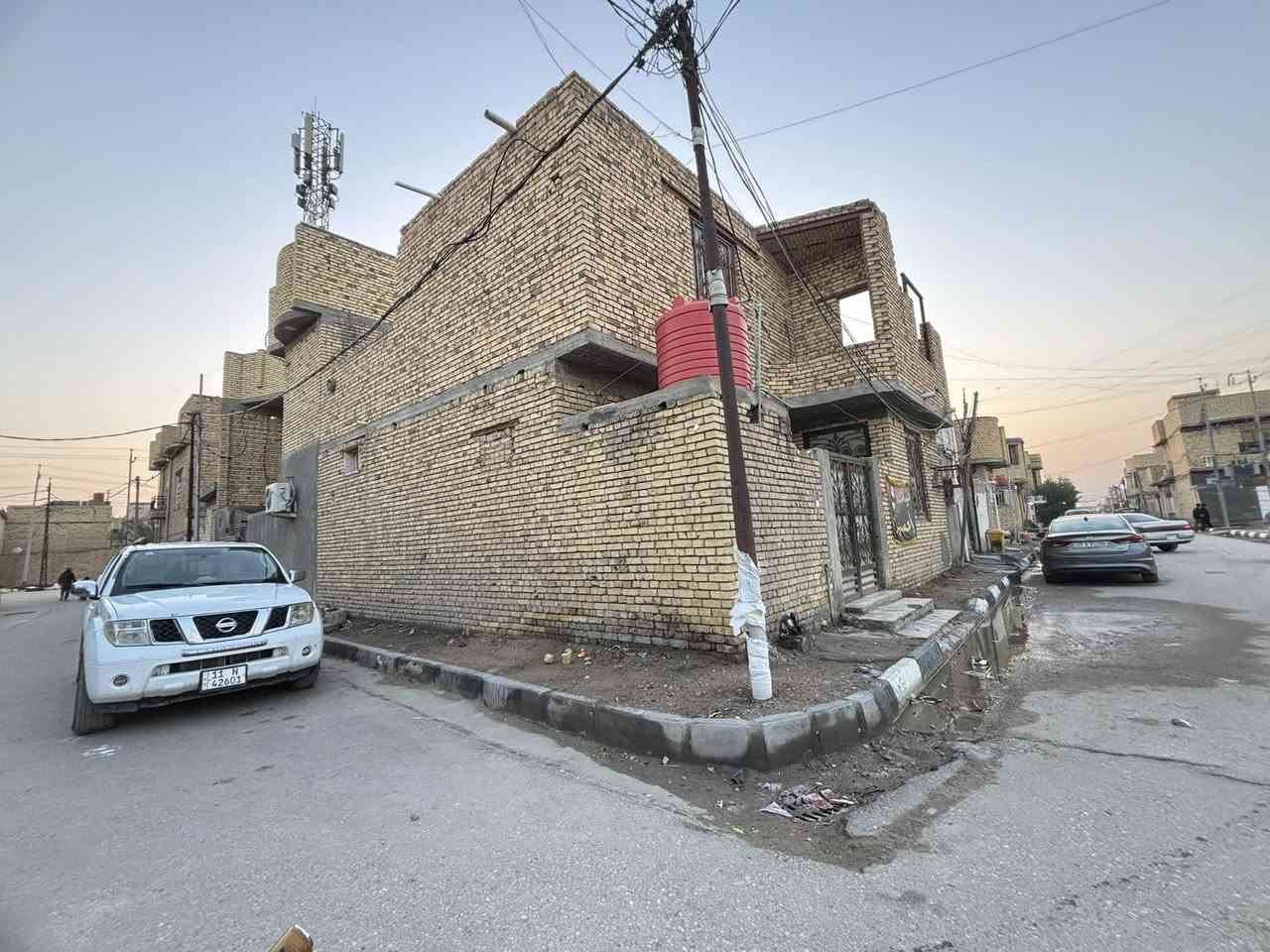 بيت طابو صرف  مساحة ١٠٠ متر مربع
ركن على حديقة  البيت بناء حديث ٢٠١٦  درجة اول 
طابق ارضي استقبال الضيوف +صالة +مطبخ +غرف نوم حمام داخلي+  صحيات خارجية  
طابق ثاني نفس صالة الارضي + حمام مسكف عكادة 
غرفتين هيكل وسطح خارجي فوق المطبخ 
 رقم عقار ٢٢١٦٦
عنوان شارع ابو لبنان  فرع محطة مجاري 
منطقة جديدة وهادئة موظفين 
 سعر البيت 160 مليون 
رقم هاتف ***********
