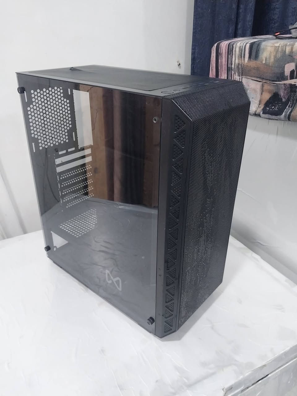 السلام عليكم شباب
كيس فارغ نظيف كلش بالكارتون مع اربع فانات من نفس الشركة  

الاسم والمواصفات 
Model: MNTOB ATX Model Storm Mesh
Motherboard support: Micro-ATX (M/ATX)
Side panel: Tempered glass
Cooling: Includes one rear infinity ARGB fan and space for up to eight fans total
GPU support: NVIDIA HTX 400D compatibility

للبيع 50 الف مع الفانات بلاش البلاش 

عنوان كربلاء طويريج 
0770 324 2428
