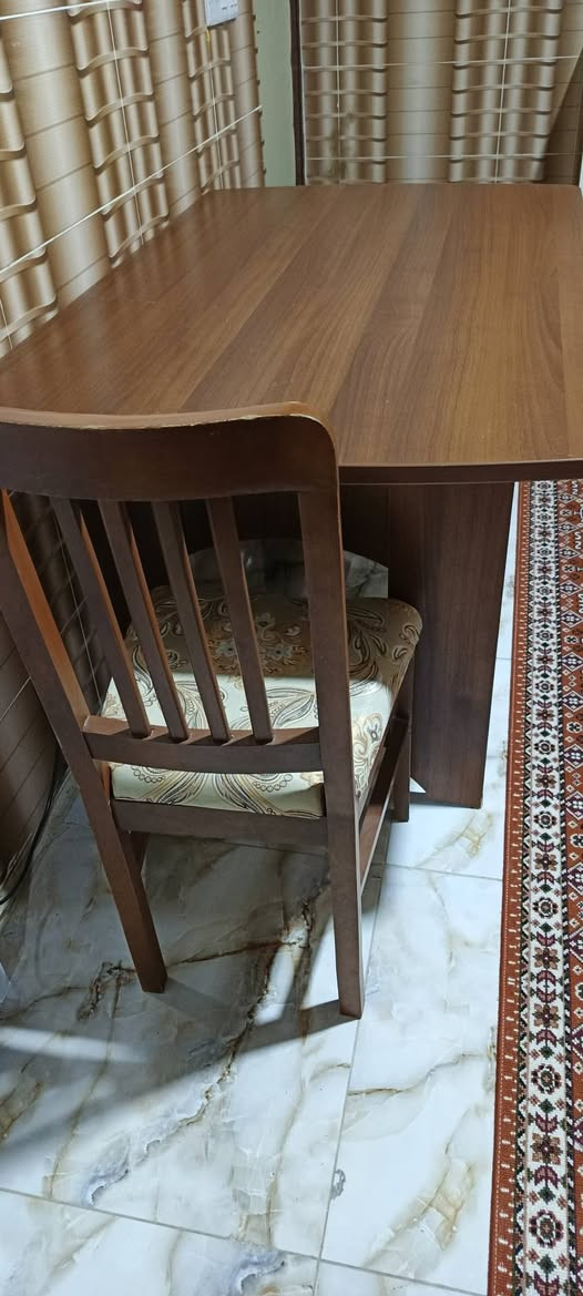 ميز طعام صاج للبيع مع اربع كراسي سعر 100 وبي مجال للأتصال على الرقم ***********
