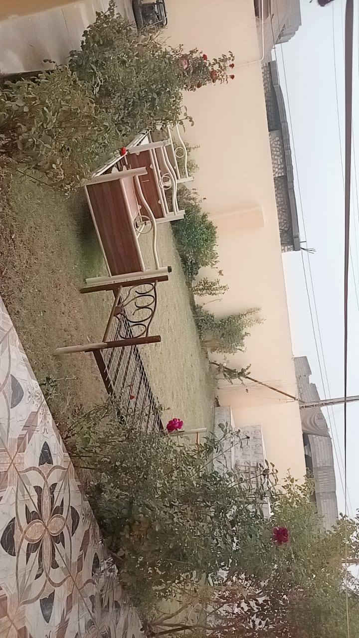 مساحه ٧٠٠عباره عن ديوانيه ومطبخ ٢غرف ارضىي و٢طابق الثاني وبي أحواض سباحه ٢ ومطبخ خارجي
واني ما اعرف سعر البيت لان مكلف بالنشر هاذا رقم صاحب البيت 

***********
