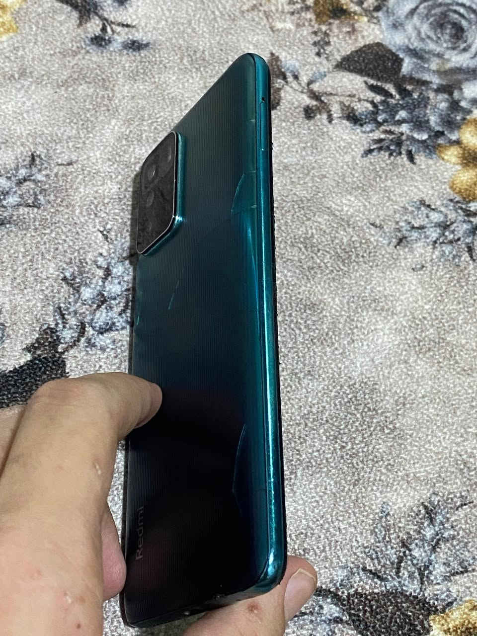 ملاحضه محضور من التعاليق تفضل خاص لو اتصل على الرقم
للبيع ريدمي هوت 10 برو 128GB
اللون: أخضر زمردي

المواصفات:
- ذاكرة 128GB 
- رام  8 
- كاميرا 64MP تصويرها نضيف
- شاشة 120Hz سوبر اموليد، الألوان نار
- بطارية 5020mAh شحن سريع 33W

العيوب:
- الظهر مفطر فطور خفيفه مثل ما باين بالصورة، بس ما مأثر على الجهاز نهائياً
- الجهاز شغال 100% لا تعليك ولا بطئ

السعر: [85] وبي مجال للشراي الجاد
المكان: [جبيريه الثالثه]
للتواصل: [***********]

الجهاز نضيف من جوه، بس الظهر مفطر  الي يريده للاستخدام اليومي او لعبة وبوبجي يشتغل فول. 60 فريم سلاسه
