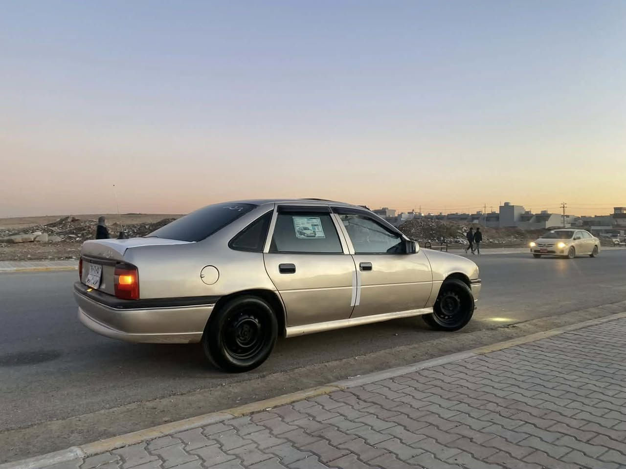 ئۆپل ڤیکترا مۆدیل ١٩٩١ مەکینە ١٨  سلایت سەنەوی ٢٠١٥ بەسەرچوە ٧٠٠هەزار غەرامەی تیایا لەگەڵ مەعمەلەیا ئەیگێرینەوە سەیارەکە پێشو پشتی جوانە تۆزێک پێشی هەیەتی پێوەی دیار نیە تەنها سەقفی شتی بەسەر دا بەربۆتەوە کەمێک مەعجونیە هەیە گێرو مەکینەو تەقەو رەقەی بەشەرت ٤ تایەی لۆکی لە ژێرایە  ٤ بەرە دەرگای تازەیە تەحویل وەکالە براوە غرامە بەشەرت سەیارەکە لە رسمەکە جوانتر نەبو نەتەوێ کارەبایاتو شتی مەزبوت بەشەرت  سعریشی خوار بازار ٣٧$ تۆزێک مەجال 
 ***********
