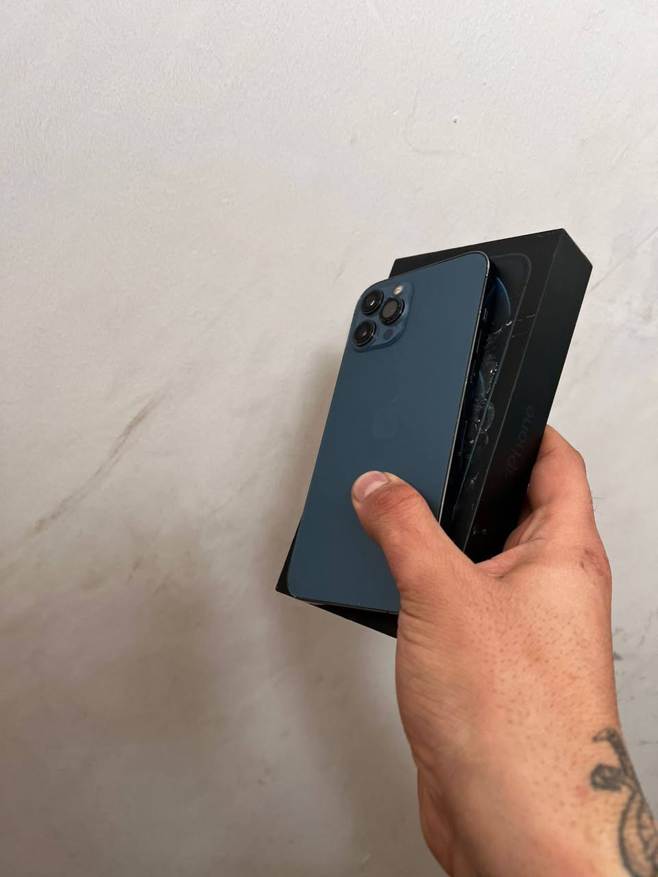 ايفون 12 برو ماكس ماستر عربي شرق اوسط غراضه كامله شاشه اصليه وضهر تليفون نضيف اذكره 256 بطاريه 79 من صبح لليل ولا تفكر بل شحن مالته كامره x5 واكفه رقم واحد ورقم ثنين شغالات تليفون كله شغال مابي ايشي واكف السعر 325 وبي مجال عنواني بغداد بلديات الاستفسار واتساب ***********
