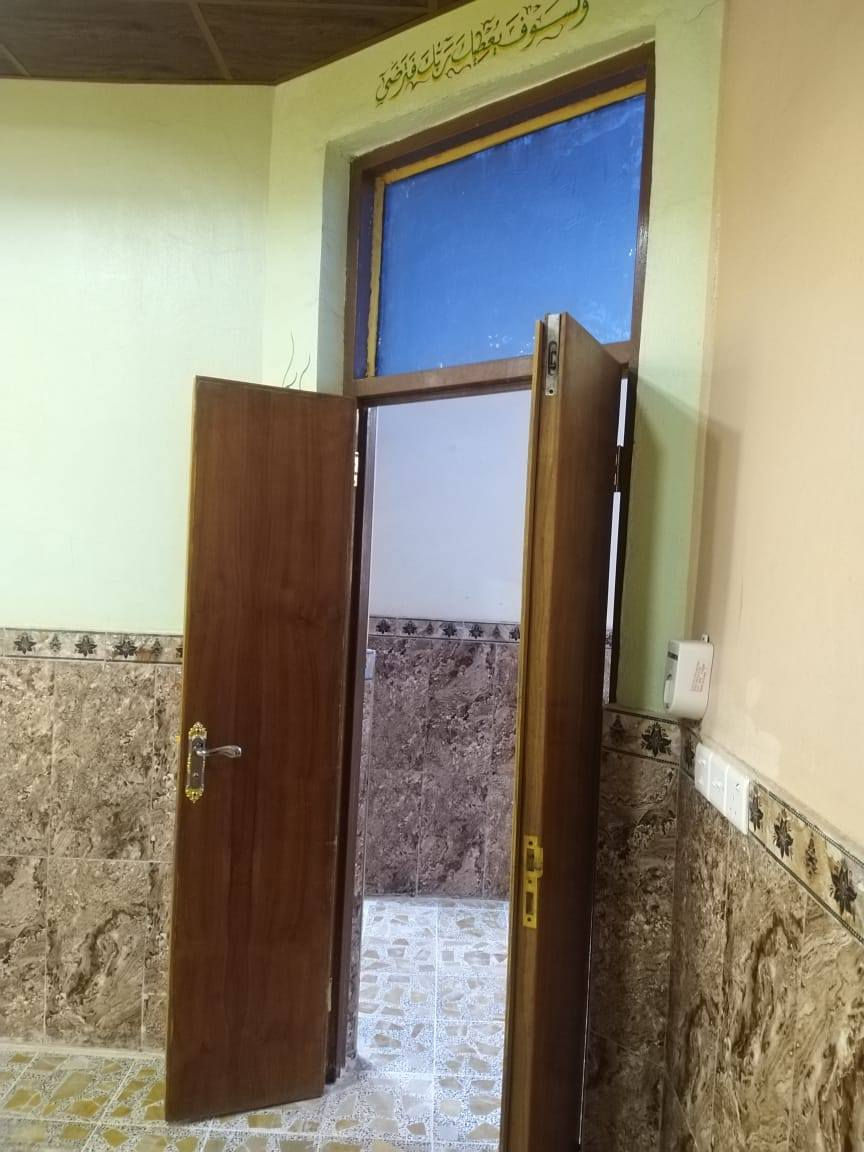 بيت للبيع في حي المثنى مقابل حي الخضراء قرب جامع الوهاب المساحه ١٧٥م.٤غرف نوم واستقبال وصاله وصحيات خارجية وداخليه ومطبخ حار وبارد وكراج سيارة وحديقة صغيره بيها نخله حماله تمرللاستفسار *********** واتساب موجود...ملاحظه:البيت بأسمي سند ٢٥ البيع بدون مكتب عقار.
