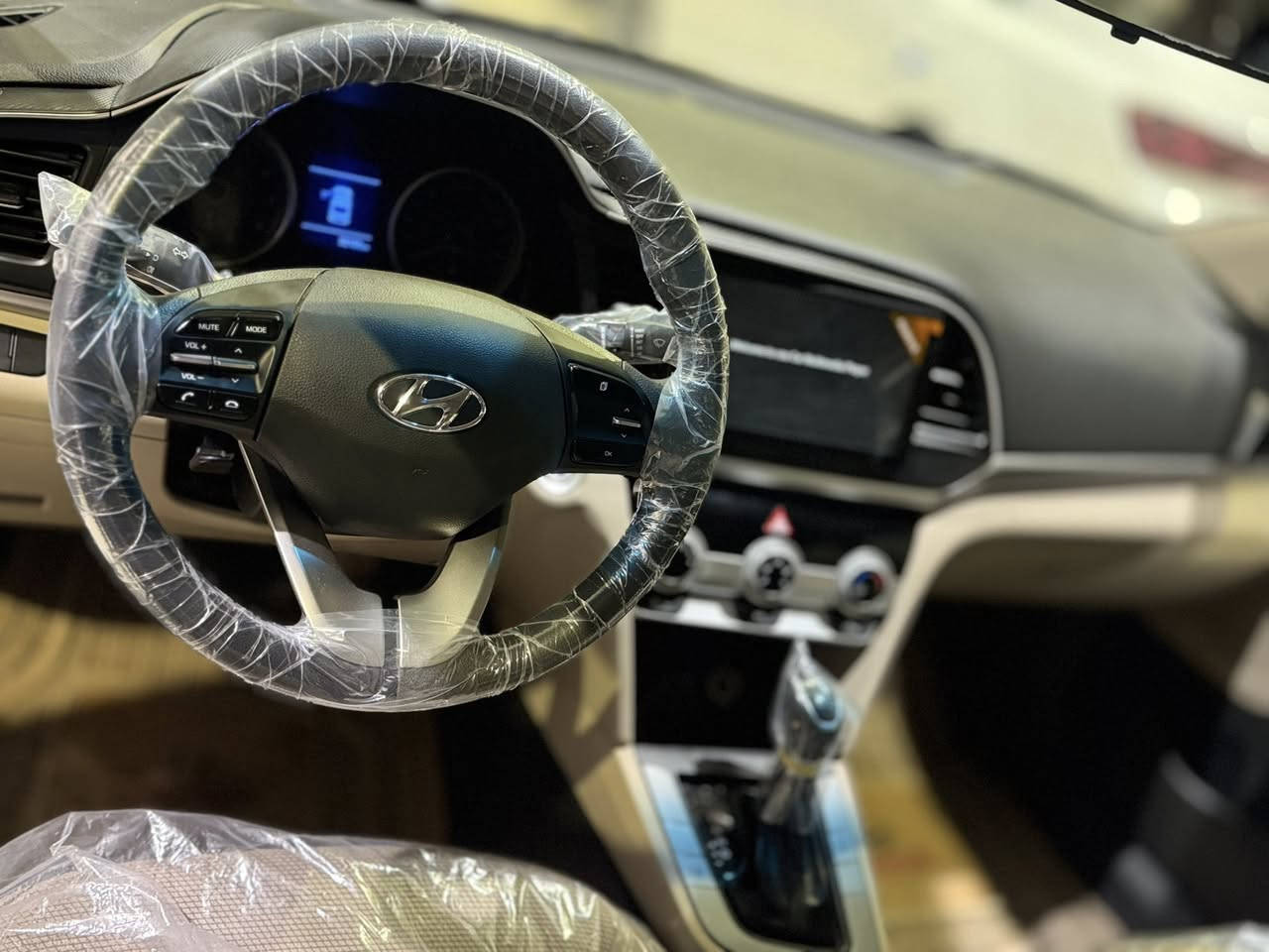 يالله 
السلام عليكم النتراى موديل ٢٠٢٠ فوللل مواصفات 
ماشيه ٣٢ حقيقي 
جديده حيلل بيها بارد بسيط بلباب الخلفي فقط 
مكاني بغداد النهضه
***********
