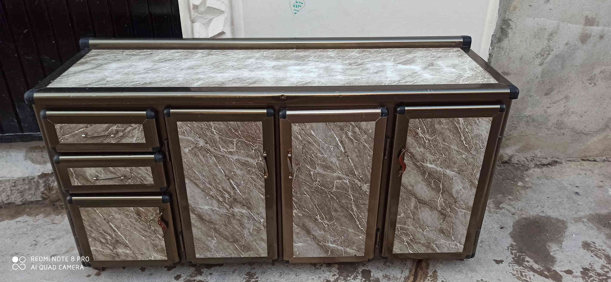 للبيع كاونتر أرضي شغل ثقيل نظافة 90% طولها متر و70 السعر 110 بي مجال مكان موصل رشيدية 
الرقم كورك ***********
اسيا ***********
