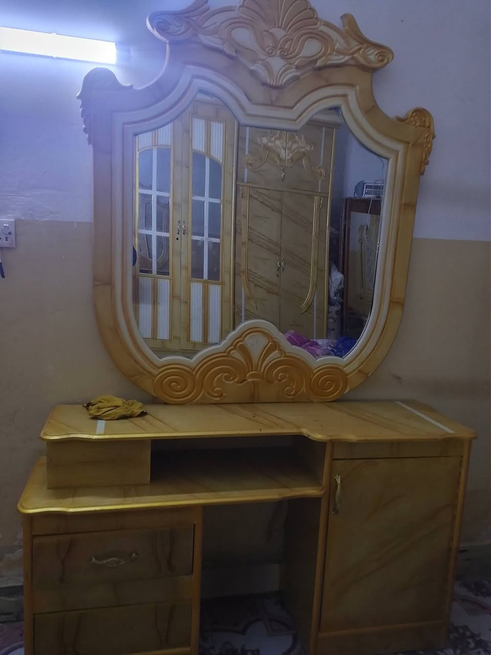 السلام عليكم توجد غرفه لبيع نضيفه كلشي عوزهه بس قفاله سعرهه400 ***********
