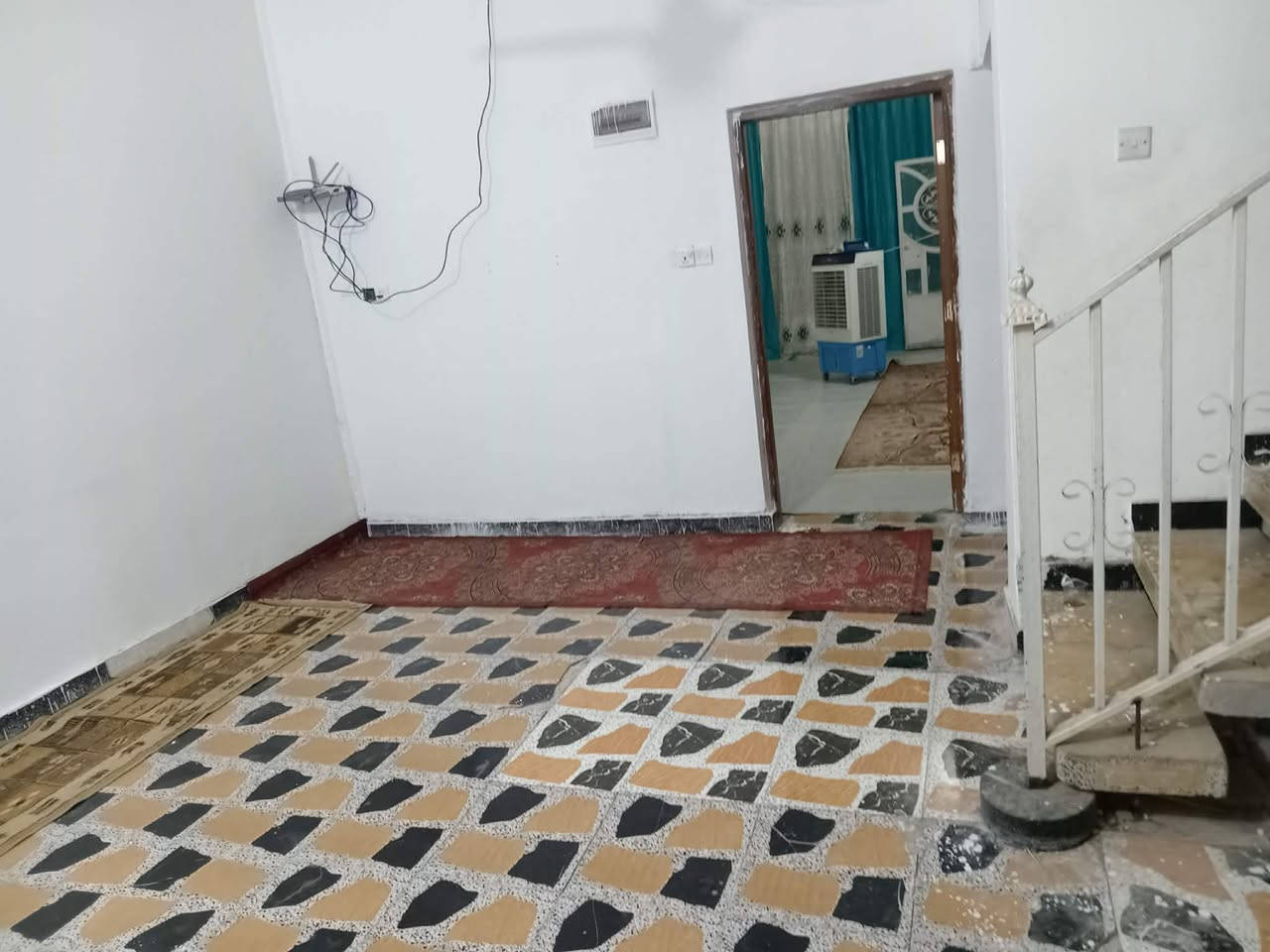 بيت في الشافعية طابو صرف للبيع مساحة 150م طابقين الطابق الثاني بي غرفة كاملة وغرفة وصالة بس سقف عوزهن ، امامك منتزه كهرباء ومولدة وتبليط وإنارة يبعد عن الشارع العام 50 متر بيت كامل ومكانه حلو وكلشي يمك مستوصف مدرسة محلات سوق السعر 78 وبي مجال للشراية للإستفسار ***********
