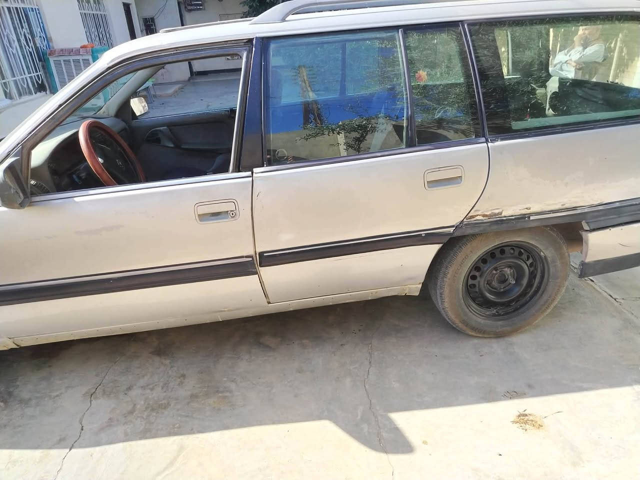 السلام عليكم
اوبل اوميكا ستيشن (1992)
سنويه ساقطه (2018) + صاحبها ماندلو بس مكفوله كفاله من سرقه وعشائر
سياره شرط لاصرف ولا بخار محور كابريته
محرك گير صدر كلو جديد شرط
سياره احلى من صور 
السعر 16 وبيها مجال
الرقم ***********
المكان الحويجه
