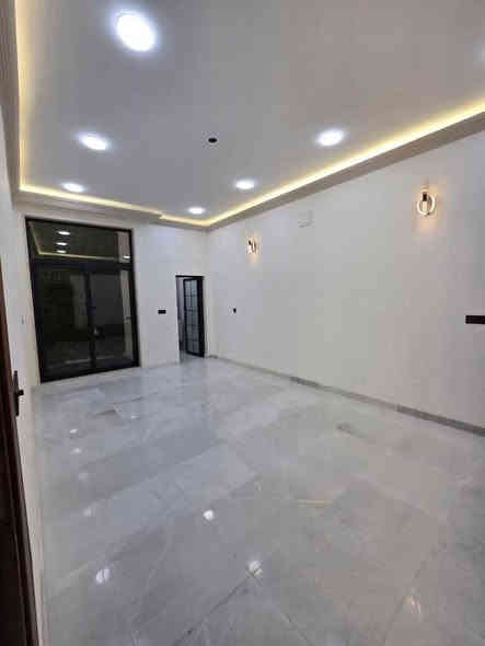 للبيع دار سكن مصمم بإشراف هندسي ممير

🔺 المساحة : 230 م جاهز للسكن

🔻الواجهة: 7,66م         🔺النزال: 30م
     
      🔹 واجهة مرمر + ارضيات مرمر
      🔹️بوابة خارجية كهربائية 
      🔹️الابوب من الصاج 
      🔹️الشبابيك المنيوم تركي
      🔹️المحجر المنيوم زجاج تركي 
   
🔶الطابق الاول: 

       🔸️مدخلين 
       🔸استقبال.  
       🔸️صالة 
       🔸️مطبخ مستقل.  
       🔸️خدمات صحية 
       🔸️غرفتين نوم ماستر كبيرة
 
🔶الطابق الثاني: 
 
       🔸️  4غرف نوم ماستر  نوم
       🔸️خدمات صحية     

 ✔️موقع مميز  //شارع 15+ رصيف 4 م

📍موقع الدار:
حي البنوك / شارع باريس
_____________________________________
للاستفسار 
السالم للعقار حي البنوك شارع الكنيسه 
او الاتصال برقم الهاتف 
***********📞
