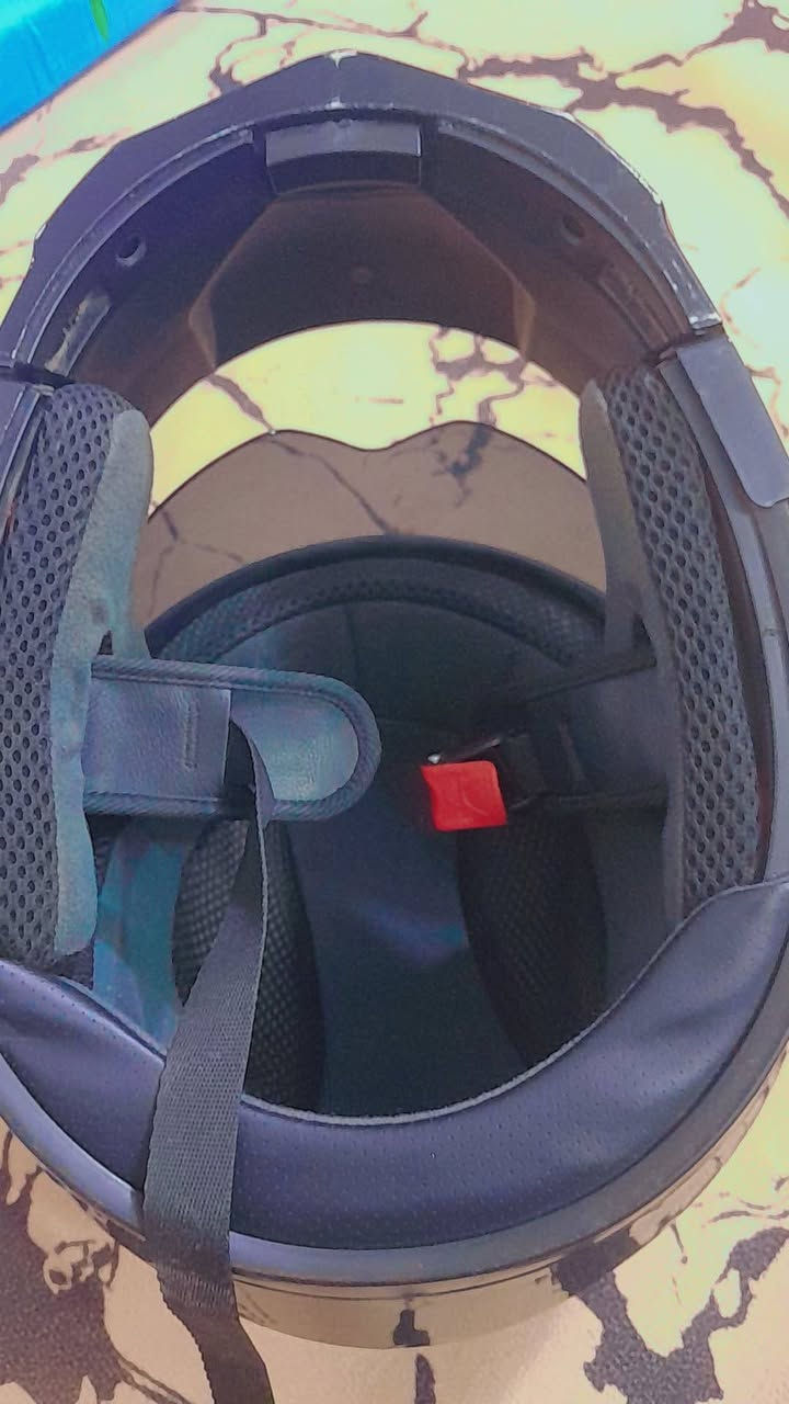 السلام عليكم 
خوذه للبيع 
اصليه
مكاني واسط صويره
السعر 50
***********
