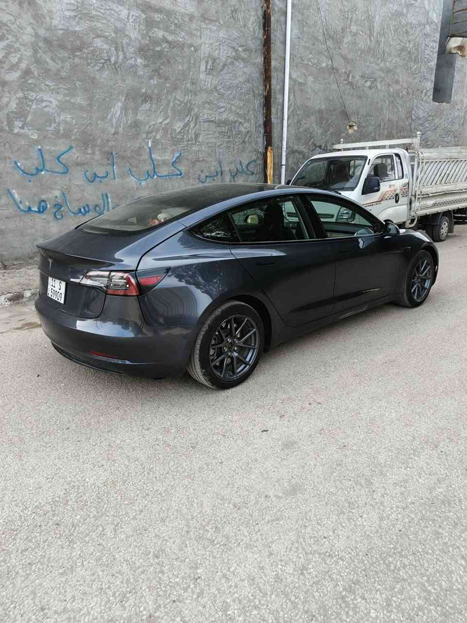 السلام عليكم تسلا 23 ماشية 18الف فقط تك ماطور صور الحادث موجودة بدون دواخل باب اوجاملغ خلفي الحادث بعيد علا البطارية جاهزة بسمي ***********
