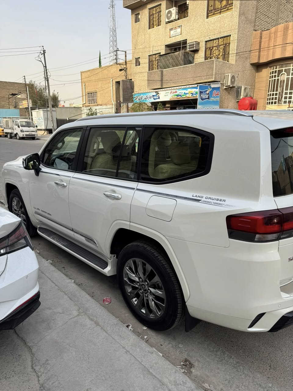 سلام عليكم  لاندكروز مديل 2024 لمتد  ساز باب اول سياره مغلفه بي بي إف ومكفوله كفاله عامه بكان السياره بغداد الشعب  السعر 73 الف  ***********
