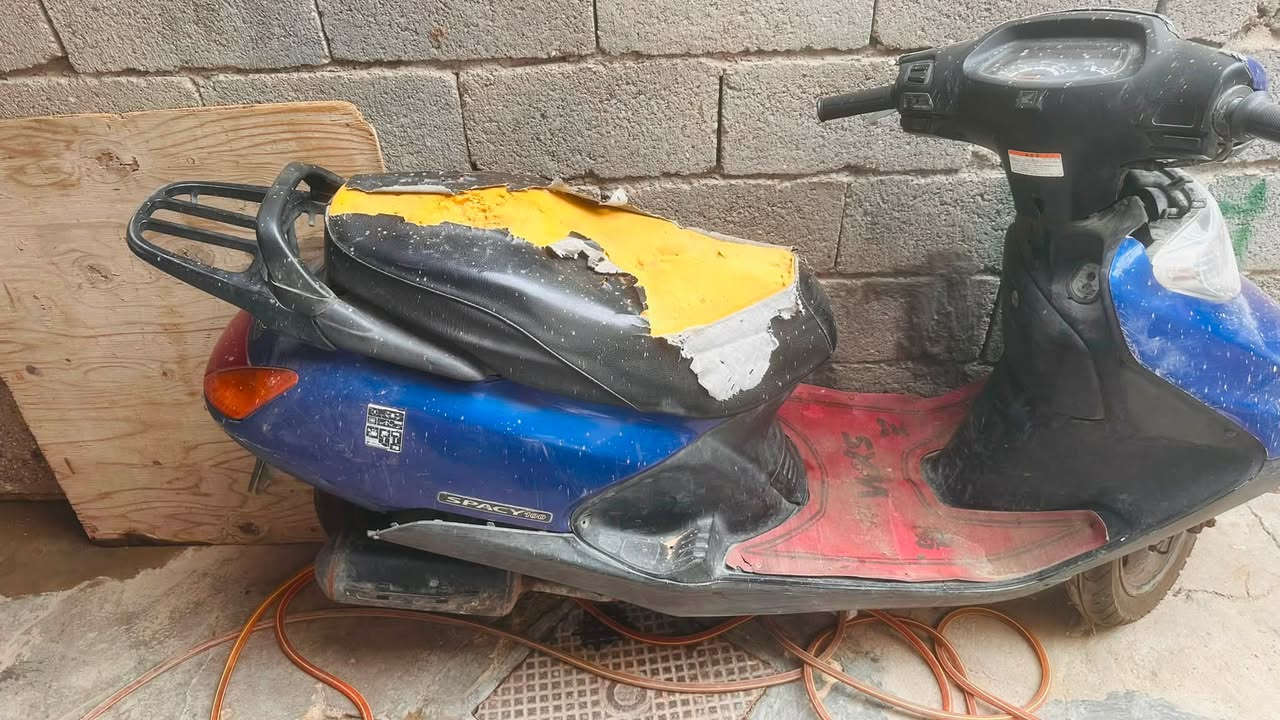 سلام عليكم 
دراجه سبيسي 
طافيه ابيع كوم حديد 
السعر 150
التصال  ***********
