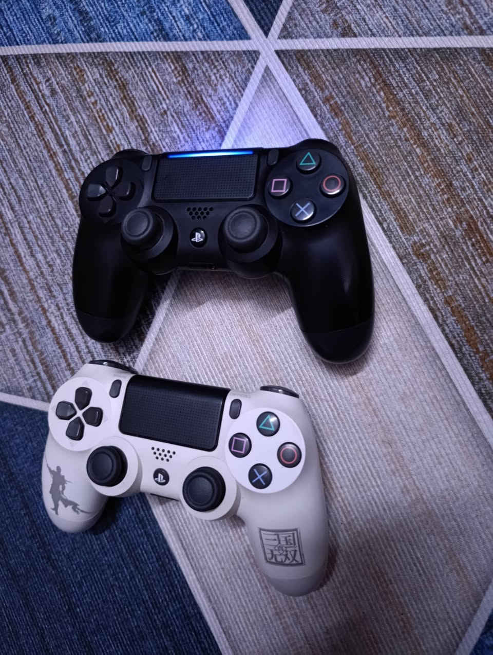 بلي فور سلم مهكر ذاكرة 500
جهاز جديد اكرر جديد استعامل 10 مرات لا مصلح ولا مفتوح 
مهكر قرص 
ويا هارد خارجي بس الهارد سعره 50 
جوستكات 2 اصليه مو تجاري 
مكان زعفرانية
السعر 250 قفل 
***********
