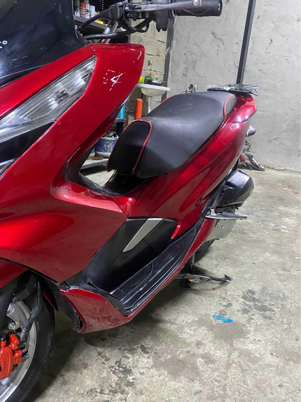 سلام عليكم دراجه pcx للبيع محرك 125 الداجه حلوه ومرتبه وعلى ايدي بيه كلج خلفي وبيه وبدلت اله واتر بم جديد حلوه ومرتبه وشوفت عينك سعر 12 ورقه وهلا بل جاي بخدمته عنوانه بغداد الشعلة رقم الهاتف *********** بغداد, العراق
