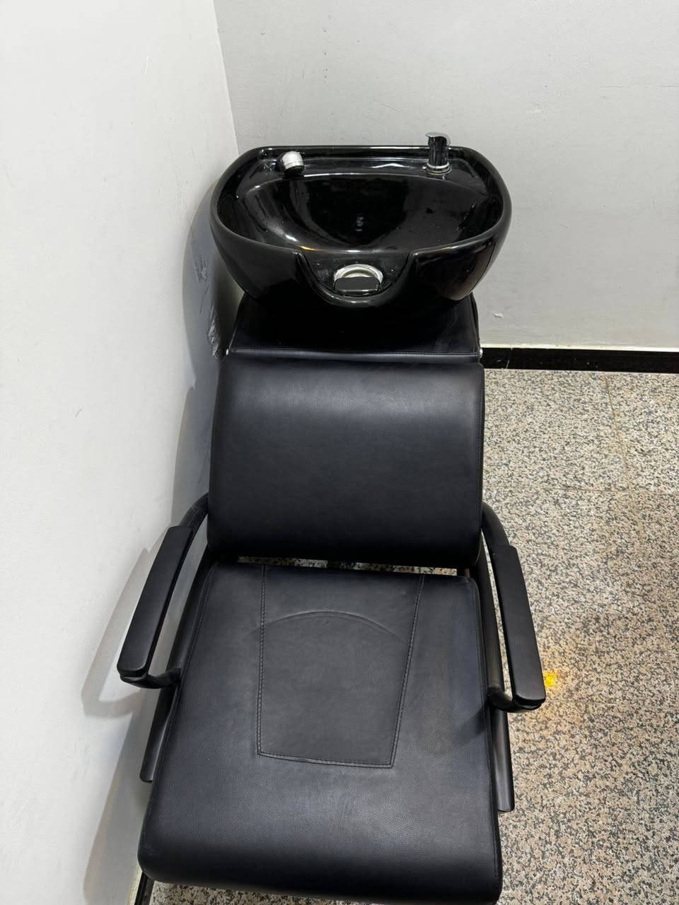 🔴 للبيع – كرسي غسيل شعر صالونات (Backwash Shampoo Chair)
كرسي غسيل شعر احترافي مناسب لـ صالونات الحلاقة الرجالية والنسائية، مريح وعملّي بحالة جيدة.
✅ المواصفات:
كرسي مبطّن جلد صناعي أسود مريح
حوض غسيل مدمج مع مسند رقبة
حنفية + رشاش ماء
فتحة تصريف كاملة
تصميم عملي يوفر راحة للزبون وسهولة للحلاق
📌 الحالة: مستعمل – نظيف ويعمل بشكل جيد
📌 اللون: أسود
📌 الاستخدام: صالونات حلاقة / صالونات تجميل
💰 السعر: 500,000 دينار عراقي (قابل للتفاوض البسيط)
📍 الموقع: الناصرية
📞 للتواصل: ***********
📸 الصور حقيقية من الواقع
