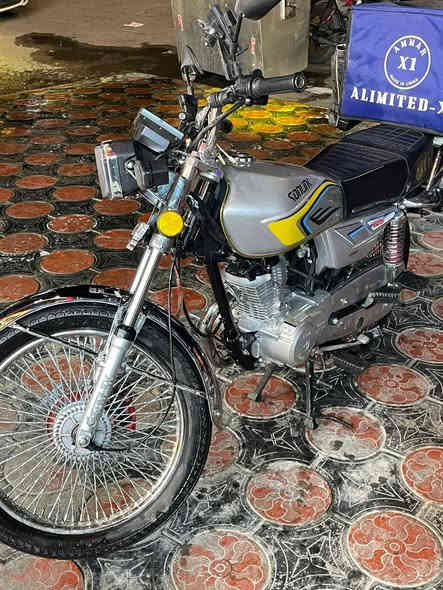 السلام عليكم شباب دراجة سولنك 5نمر  2025 دراجة ما ماشية هوااي صار شهرين نازلة رمبة وما بيهة ايشي نقص كلشي شغال هورن اشاير عداد سرعة حتة حساس البريك يشتغل كهربائيات كاملة والدهن كل اسبوع اديرلهة ميكي مولي وبانزين محسن وعادي اخبطلهة السعر 800 وبيها مجال ويرهم مراوس حتلو كلك للاستفسار ***********
