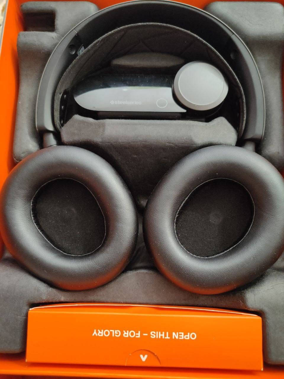 *Arctis Nova Pro Wireless*:
* 🔊 **صوت احترافي:** صوت محيطي 360 درجة عالي الدقة (Hi-Res).
 * 🔇 **عزل ضوضاء (ANC):** إلغاء ضوضاء نشط متطور مع وضع الشفافية.
 * 🔁 **اتصال مزدوج:** يشبك وايرلس 2.4G وبلوتوث **معاً** (للجهاز والهاتف بنفس الوقت).
 * 🎛️ **شاشة تحكم (DAC):** قاعدة خارجية للتحم بالصوت والتنقل الفوري بين جهازين.
 * 🔋 **بطارية لا تنتهي:** يأتي معها **بطاريتان** تتبدل وتُشحن داخل القاعدة للاستخدام المستمر.
 * 🎤 **مايك ذكي:** قابل للسحب والإخفاء، ويعزل ضوضاء الخلفية بالذكاء الاصطناعي.
 * 🏗️ **تصميم فخم:** هيكل معدني خفيف ووسائد جلدية مريحة جداً.
> ⚠️ **تنويه:** نسخة **Xbox** تعمل على جميع الأجهزة، بينما نسخة **PlayStation/PC** لا تدعم الـ Xbox.
>


**إذا كنت صاحب هذا الإعلان وتريد حذفه لأي سبب، رجاءا أرسل رسالة إلى الدعم الفني**