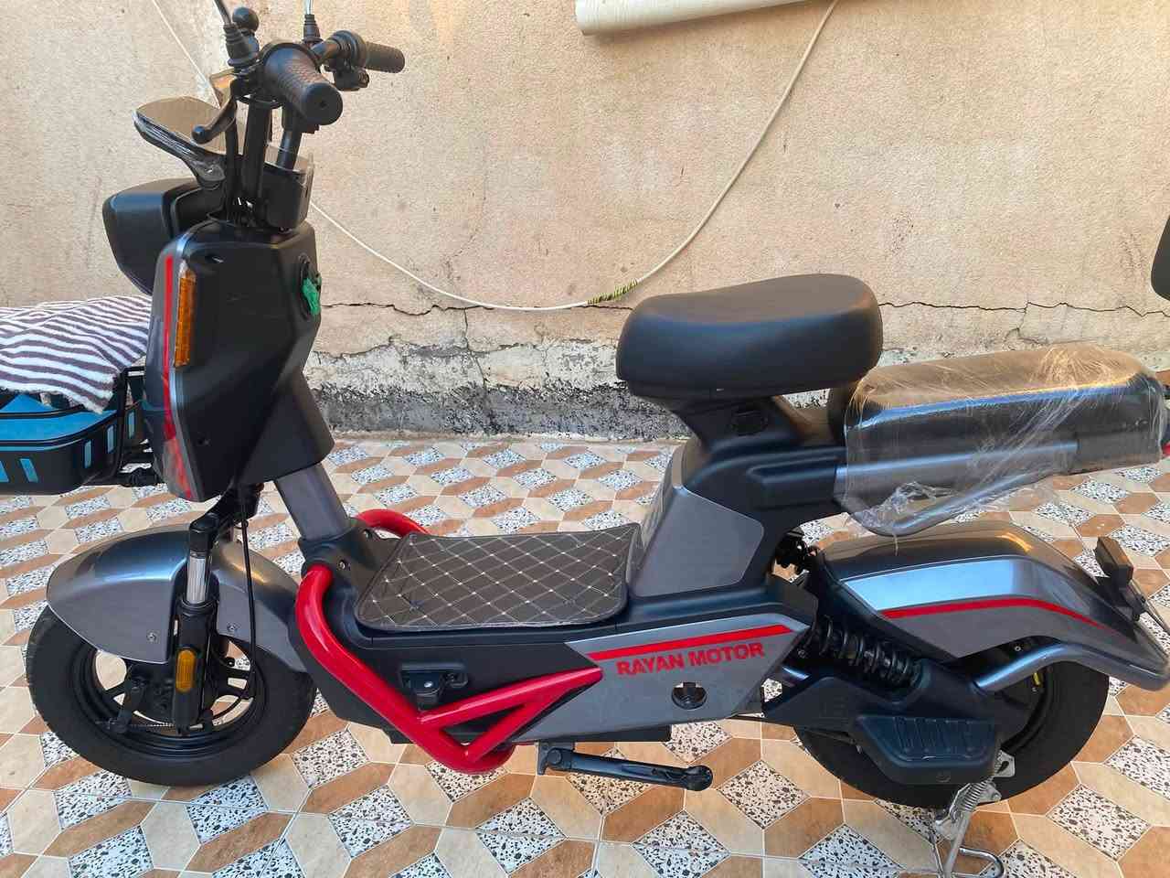 سلام عليكم شباب دراجه شحن للبيع
صارلي شهر من اخذته نضيفه كلش كلشي بيها شغال السعر ٤٥٠ الف وبيها مجال  الاستفسار ‭***********‬
