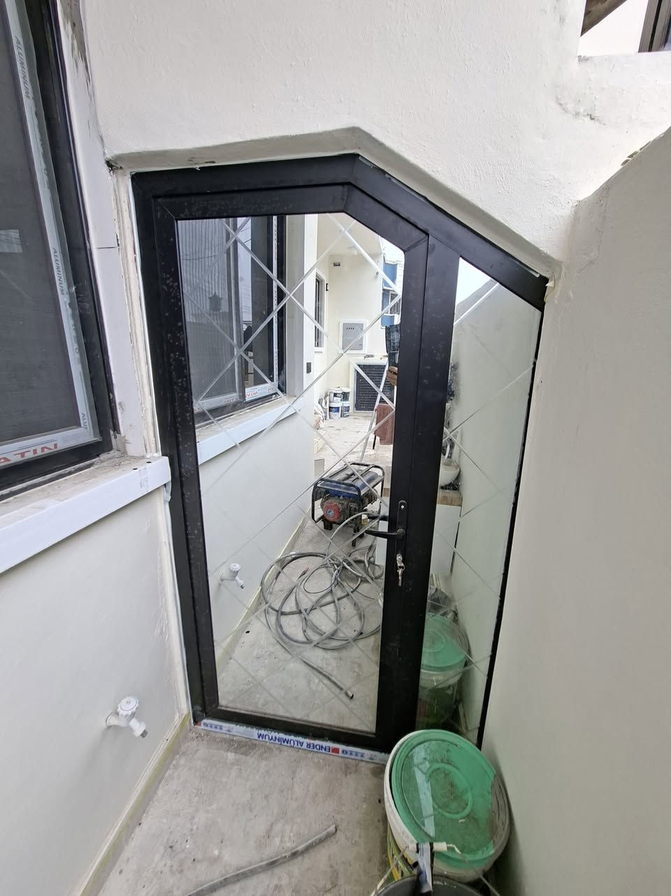 يسعد مسائكم متابعينا الكرام.....
نقدم لكم شبابيك المنيوم   سلايت ٧.٥ 
وابواب G75و G45 
موقع العمل  ديالى بعقوبه    
اللون اسود   
للاستفسار مراسله البيج او 
الاتصال ع رقم 
***********
