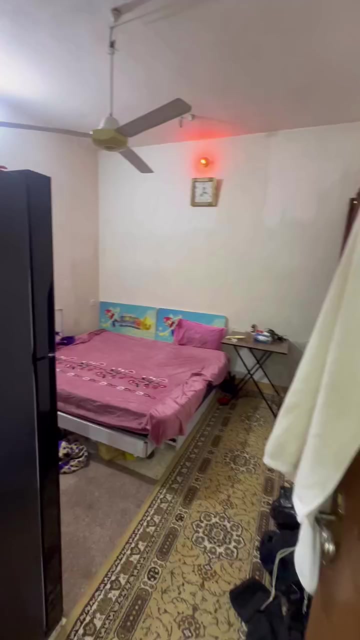 بيت للبيع حي العباس الفرع الثالث قرب البيت المثلث ويطلع علبارون البيت يحتوي على 4 غرف نوم وصالتين ومطبخ وثلاث صحيات ومنورين 
السعر 150 وبي مجال للعنده نقد بيع مستعجل
***********
بي واتساب
