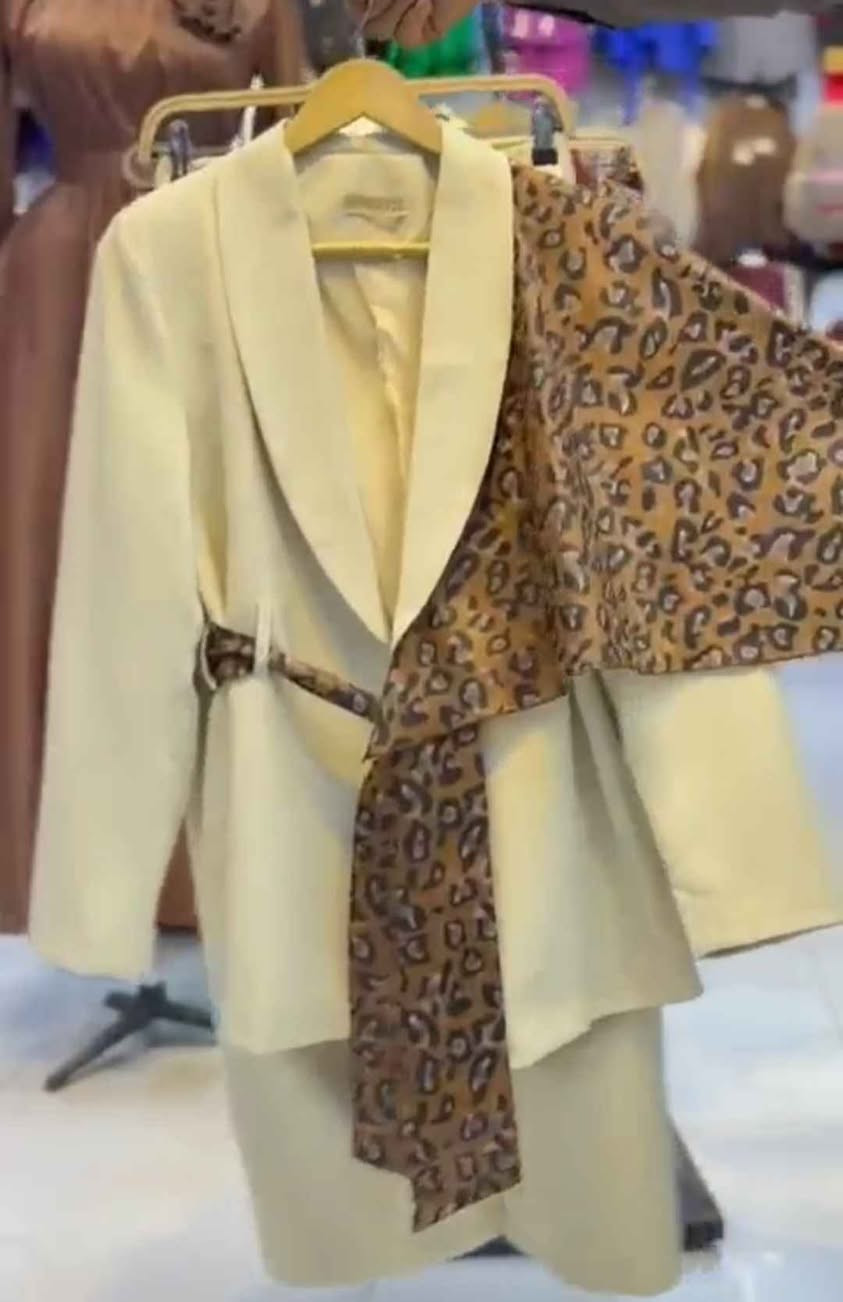 طقم ، خامة دابل تركي
. 
القياسات: 38 ،40 ،42 ،44 ،46 ،48. 

السعر ٣٧ الف
توصيل5 الاف بغداد, العراق


**إذا كنت صاحب هذا الإعلان وتريد حذفه لأي سبب، رجاءا أرسل رسالة إلى الدعم الفني**