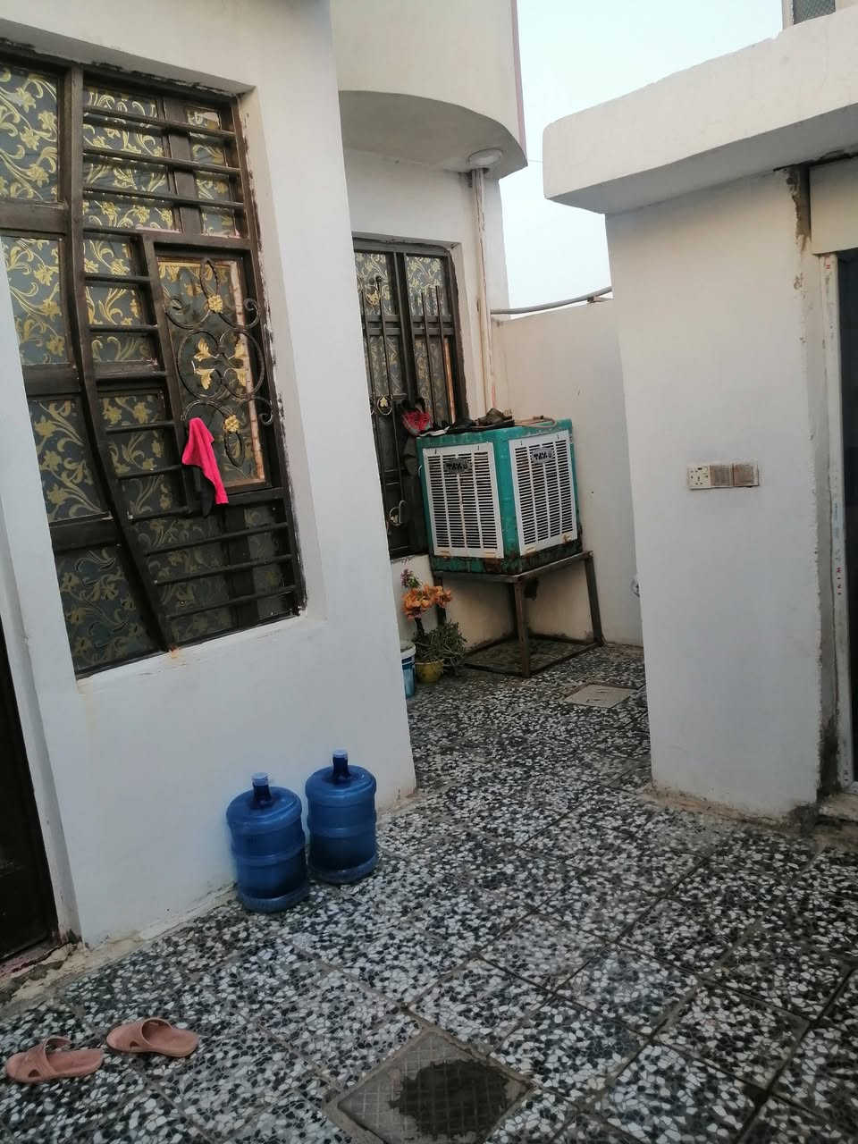دار سكن جاهزه للبيع المساحه 150 تفاصيل
الطابق الاول غرفه صال مطبخ استقبال ساحه بيت

مكشوفه خل الغرفه على عرض البيت

مكشوفه للصاله ومطبخ

غرفه 6***5ونص

الصاله 3*7

المطبخ3*3

الاستقبال 4*5

مساحه البيت3*4

الطابق الثاني

غرف صاله بيتونه

غرفه3ونص **6

ااصاله6*6

البيتون6*5

السطح 4*6

بناء البيت الطابق الثاني طابوك فقط الصاله ضلع فرمستون

اما البيت كل طابوك نهروان شرط مال جناي شغل تجي وشوف

البيت كل جسور السكف الرباط6اشاشه مو4

سقوف ثانويه كما موضح  ادنا
السعر60مجال بيسط لشراي
النجف الاشرف  الكوفه شارع المعمل صورة الوائلي
للاستفسار الاتصال ***********

او مراسله واتساب
