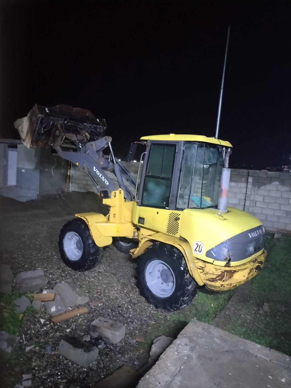 شفل فالفو حجم ٣٥ منفيس موديل ٢٠٠٣ بيع مستعجل دفتر و١٠ وبي مجال  ***********
