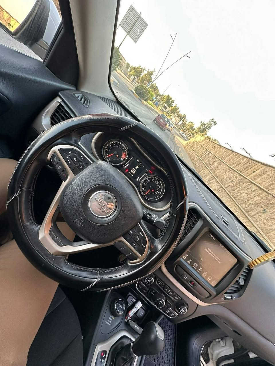 للبيع فقط!!$120 مجالها بسيط
جيب شيروكي موديل 2016
الضرر قطعتين صبغ بوند وجاملغ اليمين بدوون دوااخل
محرك 6 سلندر 3600cc / كير ومكينه بشرط 
رقم أربيل انكليزي
تدفئة وتبريد بلكشنات فول مواصفات عدا الفتحه
كامرة وشاشة بلادي حساس امامي وخلفي
تحكمات بل ستيرن مع مثبت سرعة 
أربعة انظمه قياده
للتواصل واتساب ***********
